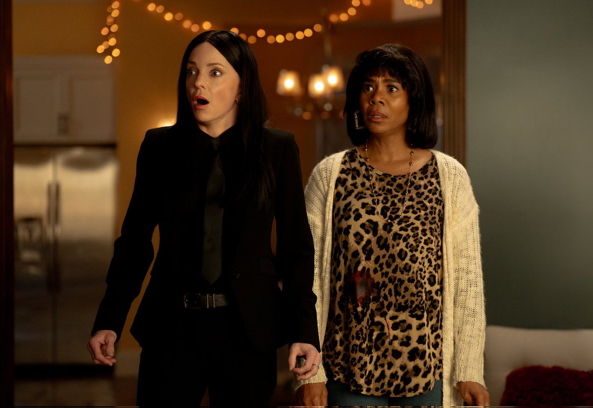 JuniorFett's tweet photo. #ScaryMovie is unapologetically HILARIOUS and I'm here for it. If you're worried the Wayans won't go there oh don't worry. Great cameos, fun gags and a sequence that would make any Demon Hunter laugh hysterically. It's great to have the old team back. https://t.co/tp1L6U7qCp