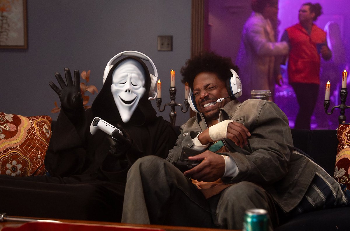 JuniorFett's tweet photo. #ScaryMovie is unapologetically HILARIOUS and I'm here for it. If you're worried the Wayans won't go there oh don't worry. Great cameos, fun gags and a sequence that would make any Demon Hunter laugh hysterically. It's great to have the old team back. https://t.co/tp1L6U7qCp
