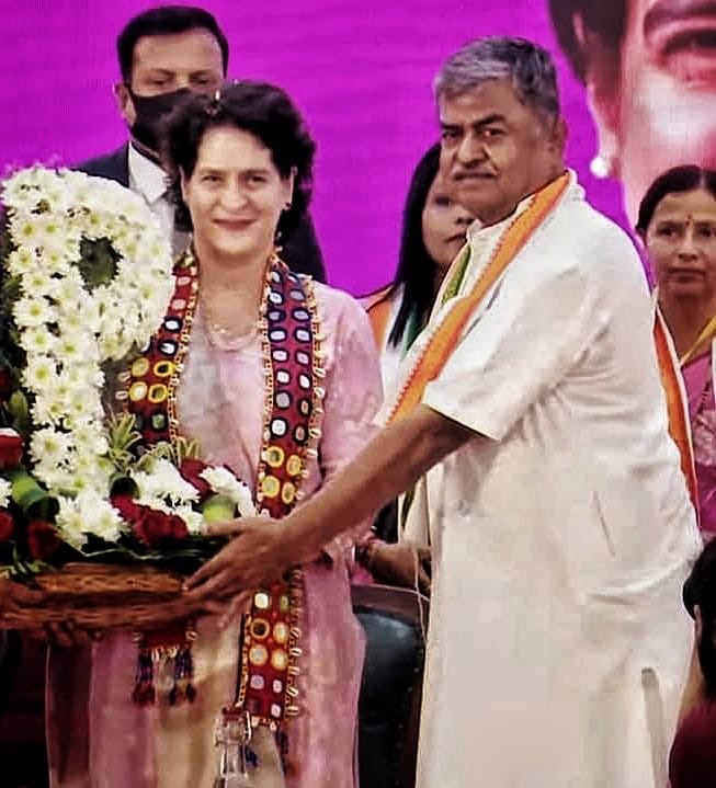HariprasadBK2's tweet photo. ಕರ್ನಾಟಕ ಪ್ರದೇಶ ಕಾಂಗ್ರೆಸ್ ಸಮಿತಿಯ ಅಧ್ಯಕ್ಷ ಸ್ಥಾನಕ್ಕೆ ನನ್ನನ್ನು ನೇಮಿಸಿದ ಎಐಸಿಸಿ ಅಧ್ಯಕ್ಷರಾದ @kharge, ನನ್ನ ಮೇಲೆ ಪ್ರೀತಿ ವಿಶ್ವಾಸ ನಂಬಿಕೆ ಇರಿಸಿ ಜವಾಬ್ದಾರಿ ವಹಿಸಿದ ನನ್ನ ಅಚ್ಚುಮೆಚ್ಚಿನ ನಾಯಕಿ ಶ್ರೀಮತಿ ಸೋನಿಯಾ ಗಾಂಧಿಯವರಿಗೆ, ವಿರೋಧ ಪಕ್ಷದ ನಾಯಕರಾದ ಶ್ರೀ @RahulGandhi ಅವರಿಗೆ, ಎಐಸಿಸಿ ಸಂಘಟನಾ ಪ್ರಧಾನ ಕಾರ್ಯದರ್ಶಿ @kcvenugopalmp , ಎಐಸಿಸಿ ಪ್ರಧಾನ ಕಾರ್ಯದರ್ಶಿ @priyankagandhi ಹಾಗೂ ಕೆಪಿಸಿಸಿ ರಾಜ್ಯ ಉಸ್ತುವಾರಿ @rssurjewala ಅವರಿಗೆ ಧನ್ಯವಾದ ಹೇಳಲು ಬಯಸುತ್ತೇನೆ.

ಕಾಂಗ್ರೆಸ್ ನ ಕೇಂದ್ರ ನಾಯಕತ್ವದ ಈ ನಿರ್ಧಾರವು ಕೇವಲ ಒಬ್ಬ ವ್ಯಕ್ತಿಗೆ ನೀಡಿರುವ ಹುದ್ದೆಯಲ್ಲ. ಇದು ಕಾಂಗ್ರೆಸ್ ಪಕ್ಷದ ಮೂಲ ಸಿದ್ಧಾಂತಗಳಾದ ಸಾಮಾಜಿಕ ನ್ಯಾಯ, ಜಾತ್ಯತೀತತೆ, ಪ್ರಜಾಪ್ರಭುತ್ವ, ಸಂವಿಧಾನವಾದ ಮತ್ತು ದುರ್ಬಲ ವರ್ಗಗಳ ಸಬಲೀಕರಣದ ಪರವಾಗಿ ನೀಡಿರುವ ಸ್ಪಷ್ಟ ಸಂದೇಶವಾಗಿದೆ ಎಂದು ನಾನು ಭಾವಿಸುತ್ತೇನೆ.

ದೀರ್ಘಕಾಲದಿಂದ ಪಕ್ಷದ ವಿವಿಧ ಹಂತಗಳಲ್ಲಿ ಸೇವೆ ಸಲ್ಲಿಸಿರುವ ನಾನು ಯಾವುದೇ ಅಧಿಕಾರದ ಹುದ್ದೆಗಳಿಗಾಗಿ ರಾಜಕೀಯ ಮಾಡದೇ, ನನ್ನ ಜೀವನ ಪೂರ್ತಿ ಕಾಂಗ್ರೆಸ್ ತತ್ವಗಳ ಜಾರಿಗೆ  ಮೀಸಲಿಟ್ಟಿದ್ದೇನೆ. ಅಧಿಕಾರಕ್ಕಿಂತ ಸಿದ್ಧಾಂತ ದೊಡ್ಡದು, ಹುದ್ದೆಗಿಂತ ಜನರ ಹಿತ ಮುಖ್ಯ ಎಂಬ ನಿಲುವಿನಂತೆ ನಾನು ರಾಜಕೀಯ ಬದುಕನ್ನು ಕಟ್ಟಿಕೊಂಡಿದ್ದೇನೆ. ಹಾಗಾಗಿ ಕೆಪಿಸಿಸಿ ಅಧ್ಯಕ್ಷ ಹುದ್ದೆ ಎಂಬ ಪಕ್ಷ ಕಟ್ಟುವ ಕಾಯಕವನ್ನು ಅತ್ಯಂತ ಸಂತೋಷದಿಂದ ಸ್ವೀಕರಿಸಿದ್ದೇನೆ.

ದೇಶದಲ್ಲಿ ದ್ವೇಷದ ರಾಜಕಾರಣ, ಧರ್ಮದ ಹೆಸರಿನ ಧ್ರುವೀಕರಣ ಮತ್ತು ಸಂವಿಧಾನ ವಿರೋಧಿ ಪ್ರವೃತ್ತಿಗಳು ಹೆಚ್ಚುತ್ತಿರುವ ಈ ಸಂದರ್ಭದಲ್ಲಿ, ಸಾಮಾಜಿಕ ಸಾಮರಸ್ಯ ಮತ್ತು ಜಾತ್ಯತೀತ ಮೌಲ್ಯಗಳನ್ನು ನಿರಂತರವಾಗಿ ಪ್ರತಿಪಾದಿಸುತ್ತಾ ಬಂದಿರುವ ನನಗೆ,  ದೇಶದ ದುರಿತ ಕಾಲದಲ್ಲಿ ಕಾಂಗ್ರೆಸ್ ರಾಜ್ಯ ಘಟಕದ ನೇತೃತ್ವ ಸಿಕ್ಕಿರುವುದು ಹೊಸ ಜವಾಬ್ದಾರಿ, ಸವಾಲು ನೀಡಿದಂತಾಗಿದೆ‌. ಈ ಸವಾಲು ಮತ್ತು ಜವಾಬ್ದಾರಿಯನ್ನು ಪಕ್ಷದ ಸೈದ್ದಾಂತಿಕ ಕಾರ್ಯಕರ್ತರ ಬಲದಿಂದ ಯಶಸ್ವಿಯಾಗಿ ಪೂರೈಸುತ್ತೇನೆ ಎಂಬ ಅಚಲ ನಂಬಿಕೆ ನನಗಿದೆ‌.

ಹಿಂದುಳಿದ ವರ್ಗಗಳು, ದಲಿತರು, ಅಲ್ಪಸಂಖ್ಯಾತರು, ರೈತರು, ಕಾರ್ಮಿಕರು, ಮಹಿಳೆಯರು ಮತ್ತು ಯುವಜನರ ಆಶೋತ್ತರಗಳನ್ನು ನಾನು ಅರ್ಥಮಾಡಿಕೊಂಡಿದ್ದೇನೆ.  ಹಾಗಾಗಿ ಈ ನಿಟ್ಟಿನಲ್ಲೇ ನಾನು ಕರ್ನಾಟಕದಲ್ಲಿ ಕಾಂಗ್ರೆಸ್ ಪಕ್ಷವನ್ನು ಮತ್ತೆ ಬೂತ್ ಮಟ್ಟದಿಂದ ಸಂಘಟಿಸಿ, ಸೈದ್ಧಾಂತಿಕವಾಗಿ ಬಲಪಡಿಸೋಣ. ರಾಜ್ಯದಲ್ಲಿರುವ ಸಮರ್ಥ ಸೈದ್ದಾಂತಿಕ ನಾಯಕರು, ಕಾರ್ಯಕರ್ತರು ಈ ನಿಟ್ಟಿನಲ್ಲಿ ನನ್ನ ಕೈಜೋಡಿಸಲಿದ್ದಾರೆ.

ಸಾಮಾಜಿಕ ನ್ಯಾಯದ ಪರವಾಗಿ ಧ್ವನಿ ಎತ್ತುವವರು, ಕೋಮುವಾದದ ವಿರುದ್ಧ ಹೋರಾಡುವವರು, ಸಂವಿಧಾನವನ್ನು ರಕ್ಷಿಸುವ ಹೋರಾಟಗಾರರು ಮತ್ತು ಪ್ರಗತಿಪರ ಚಿಂತನೆ ಹೊಂದಿರುವ ಕೋಟ್ಯಾಂತರ ಕಾಂಗ್ರೆಸ್ಸೇತರ ಕಾರ್ಯಕರ್ತರೂ ನಮ್ಮ ದೇಶದ ಈ ದುರಿತ ಕಾಲದಲ್ಲಿ ನಮ್ಮೊಂದಿಗೆ ಕೈ ಜೋಡಿಸಬೇಕಿದೆ. ಕಾಂಗ್ರೆಸ್ಸಿಗರಾದ ನಾವೂ ಕೂಡಾ ಕಾಂಗ್ರೆಸ್ ಮತ್ತು ಕಾಂಗ್ರೆಸ್ಸೇತರ ಜಾತ್ಯಾತೀತ ಯುವ ಸಮುದಾಯವನ್ನು ಒಟ್ಟುಗೂಡಿಸಿಕೊಂಡು ಹೋಗಬೇಕಿದೆ ಎಂಬ ಅರಿವು ನನಗಿದೆ.

ಸಂವಿಧಾನವೇ ನಮ್ಮ ದಾರಿ, ಸಾಮಾಜಿಕ ನ್ಯಾಯವೇ ನಮ್ಮ ಗುರಿ, ಜಾತ್ಯತೀತತೆಯೇ ನಮ್ಮ ಶಕ್ತಿ ಎಂಬ ಕಾಂಗ್ರೆಸ್‌ನ ಮೂಲ ಸಂದೇಶವನ್ನು ಬಲಪಡಿಸುವ ಈ ನಿರ್ಧಾರದ ಜೊತೆ ಕಾಂಗ್ರೆಸ್ ಕಾರ್ಯಕರ್ತರು, ನಾಯಕರು, ಜಾತ್ಯಾತೀತ ಯುವ ಸಮುದಾಯ, ಕಾಂಗ್ರೆಸ್ಸೇತರ ಜಾತ್ಯಾತೀತ ಪಕ್ಷ, ಸಂಘಟನೆಗಳು ನನ್ನ ಜೊತೆ ಕೈ ಜೋಡಿಸುತ್ತದೆ ಎಂಬ ಭರವಸೆಯಲ್ಲಿ ಎಐಸಿಸಿ ನೀಡಿದ ಜವಾಬ್ದಾರಿಯನ್ನು ಒಪ್ಪಿ ನಿರ್ವಹಿಸುತ್ತೇನೆ.

ಎಲ್ಲರಿಗೂ ಧನ್ಯವಾದಗಳು.
@INCIndia @INCKarnataka