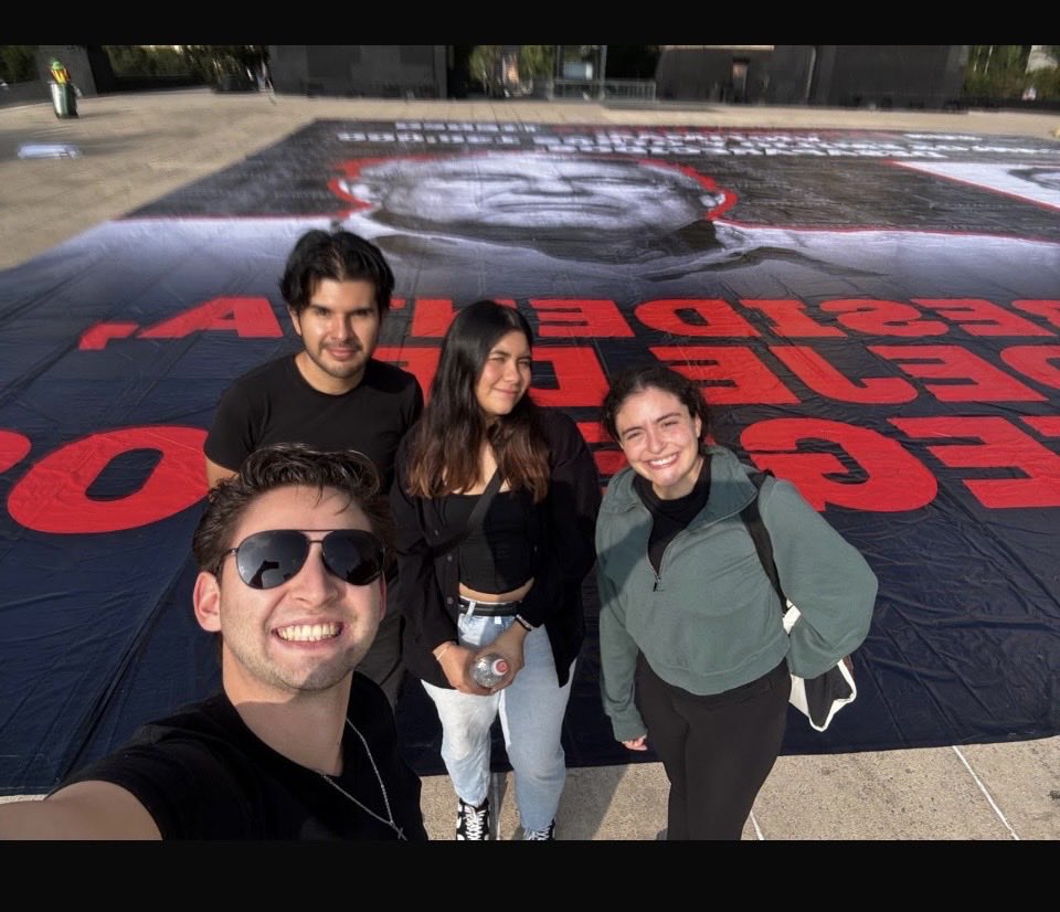 ceciliasotog's tweet photo. Los/las jóvenes de @SomosImpactoMx colaboraron con la instalación de la mega manta, idea de @narcopoliticos_  https://t.co/N9KQhJ6hH4 https://t.co/4y0TbvnRKR