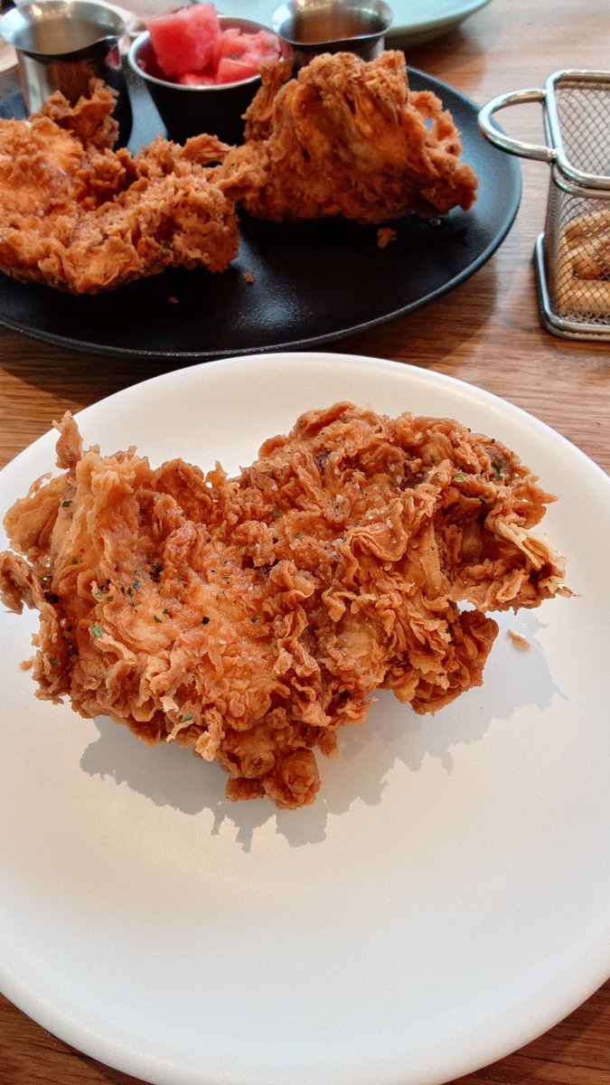 itatsu_'s tweet photo. 超サクサクでジューシーなフライドチキン🍗
一口かじるたびに、クロワッサンみたいに衣がポロポロ落ちる（笑）
やっぱり茶色は裏切らない🤣
キンキンに冷えたビールが欲しくなるけど、今日はコーラで我慢😭 https://t.co/xNiLuWYixO