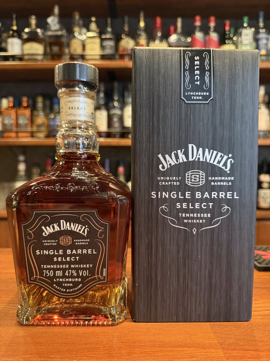 Im_ageo's tweet photo. 🥃Jack Daniel’s好きなら、一度は飲んでほしい。

《Jack Daniel’s Single Barrel Select》入荷🔥

1つの樽から厳選されたシングルバレル。
通常のNo.7とは別格の濃厚さとリッチな甘み。

バニラ、キャラメル、ウッドスモーク。
そして47%ならではの力強い余韻。

「ジャックってこんなに旨かったの？ https://t.co/VkXB7xKs7o