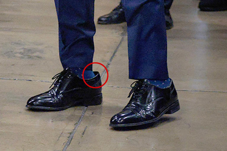digweeg's tweet photo. @TheRealThelmaJ1 His eyes have been banned from it. Stare at your shoes little man. https://t.co/q6XnHsjnDu