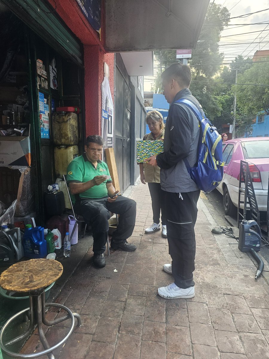 GerardoGM_MS's tweet photo. Recorrer la colonia también significa visitar a quienes la mueven todos los días.
Escuchamos a vecinos y comerciantes locales para seguir construyendo soluciones en equipo.
#cdmx #miguelhidalgo #politica #comunidad #pensil https://t.co/DH37lqKFVw