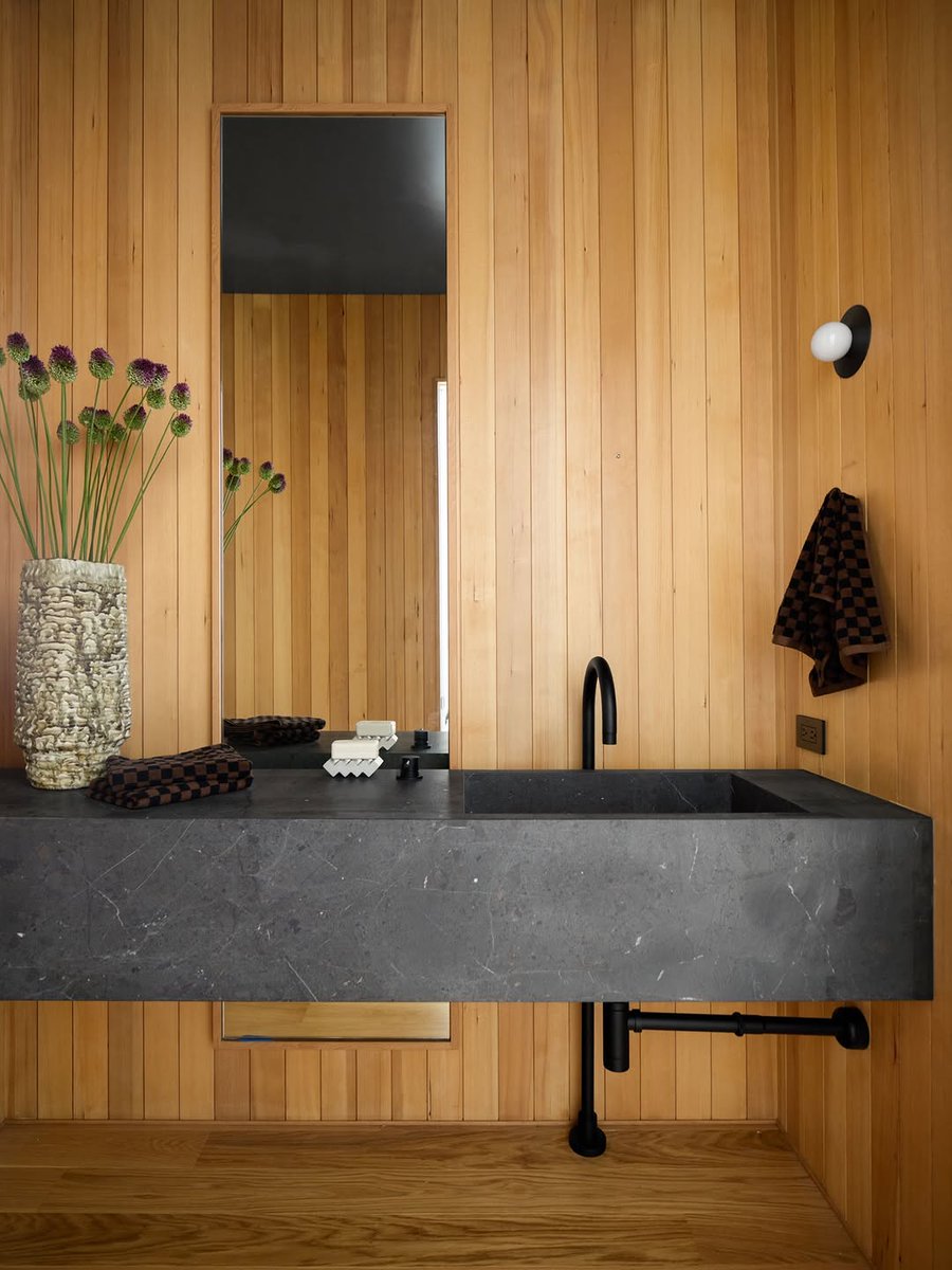 ruemagazine's tweet photo. Panel perfect. 👌 We're always big fans of , and this South Bay bathroom is no exception. See more at .

Interior Design:
Photography:
Styling: Erik Staalberg
Build: https://t.co/trci6W3yu4