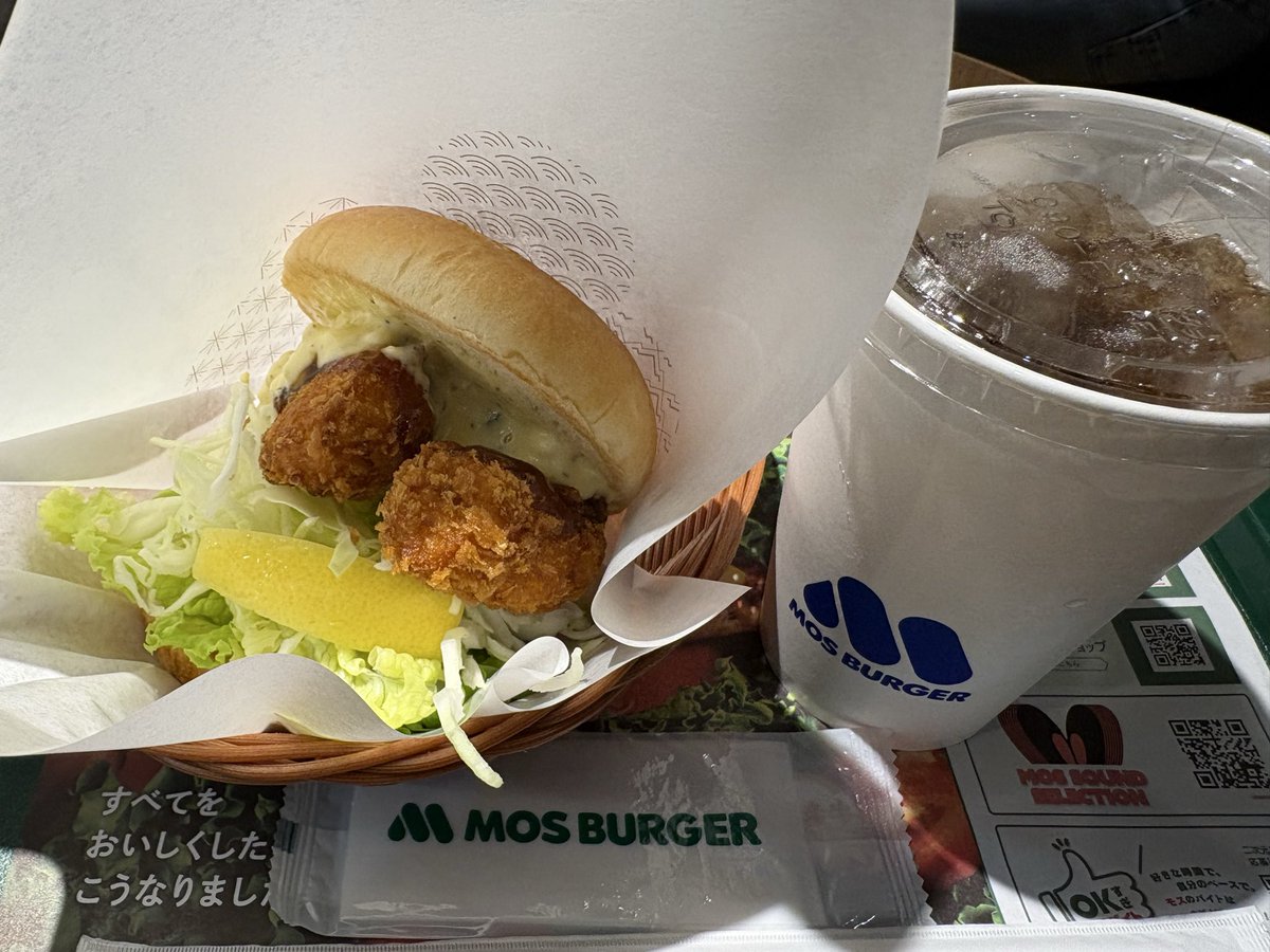 cakephper's tweet photo. 北の大地でさっそくモスバーガーのエビフライバーガーを食べました。美味しかったです。
(飛行機が遅延して名物料理を食べる時間がなかった) https://t.co/EJskQ1aReJ