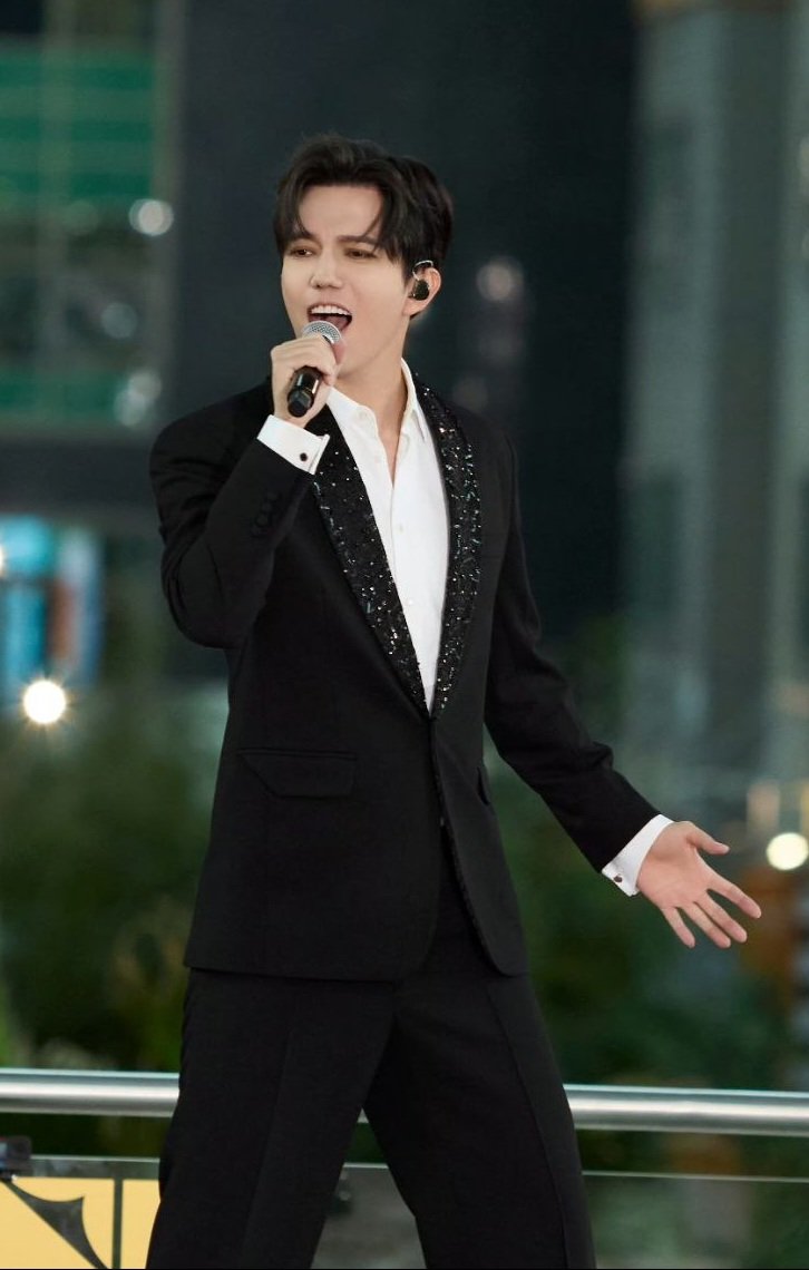 MaricelaLauren6's tweet photo. @DiDearsHispanos MY FAVORITE DIMASH SONG 
#DimashQudaibergen
¡La voz de Dimash es mi canción favorita! No importa lo que cante ni el estilo, ¡adoro su incomparable voz! https://t.co/AoJkjbuswm