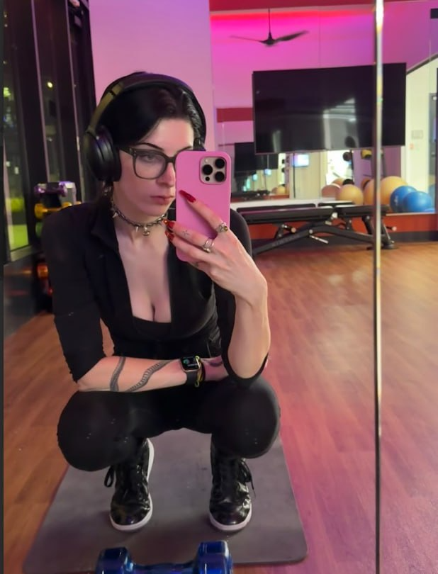rayshanex's tweet photo. sweaty and emotionally unavailable <3 https://t.co/nGsJz5qCpZ