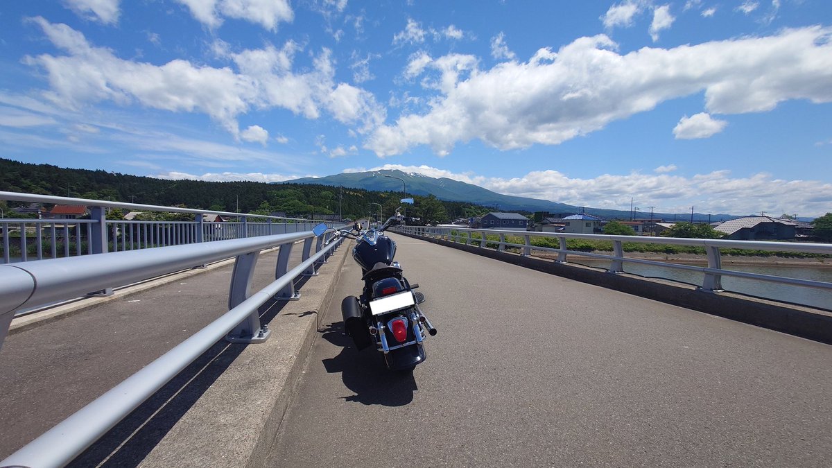 KazuBiBiBiSH's tweet photo. 今日は天気がいいので
いつものコース&amp;ブルーラインへ🏍️
薄着できたからちょっと肌寒い🍃

①吹浦
②遊佐の道の駅にてプリンサンド🤤
③ブルーライン
④稲倉山荘にて☕←今ここ https://t.co/WtxlAitLsK