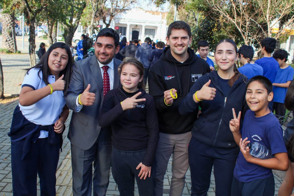 DPPItata's tweet photo. 🏃‍♀️🌬️ ¡Quirihue se llenó de energía, deporte y espíritu escolar! 🏃‍♂️📸

El Delegado Presidencial de Itata, Tomás Landaeta, participó junto al Seremi del Deporte de Ñuble, Alfonso Millar, y autoridades locales en la primera Corrida Atlética Escolar “Ruta de los Vientos” 🏅 https://t.co/ogUTsaLTBe