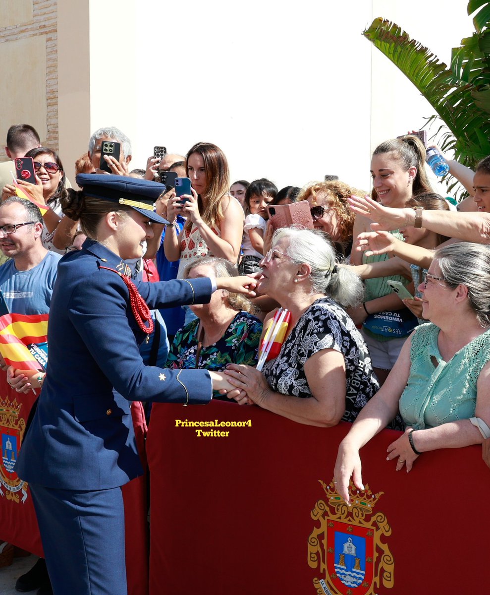 PrincesaLeonor4's tweet photo. La Princesa Leonor recibe el cariño del público presente a su llegada al acto. 🥇
#PrincesaLeonor #PrincessLeonor https://t.co/w5YEo8KCdg