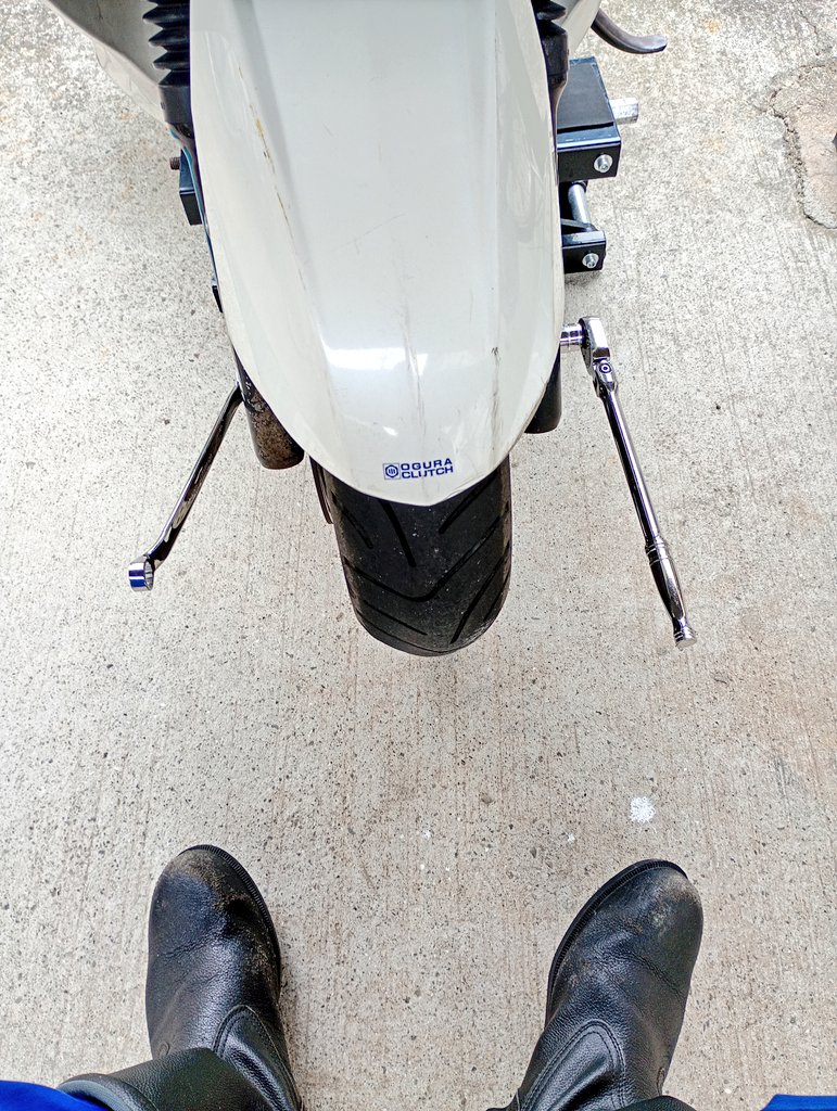 ZEPHYR400C2's tweet photo. タイヤ交換！工具なんですけど私的にはやっぱりKTCで良いかなタイヤメーカーはTIMUSUN一押しで愛用中🤩 https://t.co/3feL1qaIRq