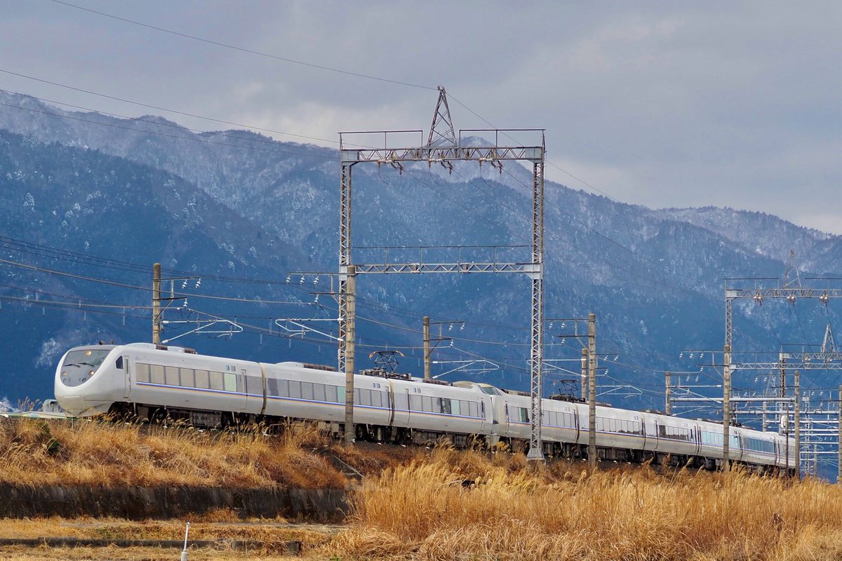 Kito683's tweet photo. #もう一度撮れと言われても撮れない写真
数年前に比べて明らかにサンダーバードもネタが減ってしまいましたね、、、泣
この頃はずっと追っかけ回してました。

.681系V12編成
.リニュダバ•旧ダバの離合
.しらさぎ色サンドイッチ
.681系9両さぎ編成ダバ代走 https://t.co/wijcouyPj3