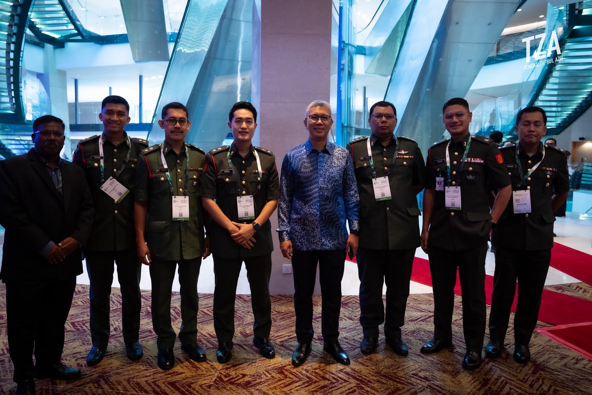 tzafrul_aziz's tweet photo. Bersyukur dapat berkongsi pandangan dalam sesi panel Pusat Data & Keselamatan Tenaga di Energy Transition Conference, bersama Jamie Koo (DayOne Data Centres) dan Puan Siti Safinah Salleh (Suruhanjaya Tenaga).

Mesej saya jelas: kelebihan Malaysia dalam perlumbaan pusat data dan infrastruktur AI adalah nyata tetapi kita perlu memastikan keterjaminan bekalan kuasa sentiasa menjadi keutamaan. Negara yang mampu membekalkan elektrik yang bersih, stabil dan berpatutan pada skala besar akan berada di hadapan dalam menarik pelaburan infrastruktur AI generasi baharu.

Pada masa yang sama, pusat data bukan sekadar pengguna tenaga. Jika dirancang dengan baik, ia boleh menjadi pemangkin yang membantu membiayai peralihan tenaga bersih negara, di samping mewujudkan limpahan ekonomi yang signifikan kepada rakyat dan perniagaan tempatan.

Antara perkara yang perlu ditekankan:
🔹 Dasar ‘pengguna-bayar’ yang telus dan boleh diramal
🔹 Pertumbuhan pusat data dipacu oleh bekalan tenaga bersih baharu (CRESS, solar + storan, hidro dan nuklear)
🔹 Grid yang berdaya tahan untuk memastikan bekalan kuasa teguh 24/7
🔹 Speed-to-power — Green Lane TNB telah memendekkan tempoh sambungan grid daripada 36–48 bulan kepada sekitar 12 bulan
🔹 Melindungi tarif isi rumah serta memastikan limpahan ekonomi domestik melalui pekerjaan, pembangunan kemahiran, rantaian bekalan tempatan dan ekosistem AI

Dari segi limpahan ekonomi, industri pusat data telah menyumbang sekitar USD1.4 bilion kepada output ekonomi Malaysia dan mewujudkan kira-kira 4,400 pekerjaan pada tahun 2024. Menjelang 2030, sumbangan ini dijangka meningkat kepada sekitar USD34 bilion dengan lebih 30,900 peluang pekerjaan diwujudkan. Angka ini menunjukkan bahawa pembangunan pusat data bukan sahaja menyokong ekonomi digital, malah turut memacu pertumbuhan industri tempatan, pembangunan bakat dan inovasi teknologi (KPMG/APDCA).

Asasnya, semua ini menuju kepada satu matlamat yang sama — menyahkarbon ekonomi global sambil memastikan Malaysia kekal sebagai destinasi pilihan bagi pelaburan digital, pusat data dan infrastruktur AI masa hadapan. 

#TZA #ETC2026 #EnergyTransition #MalaysiaMADANI