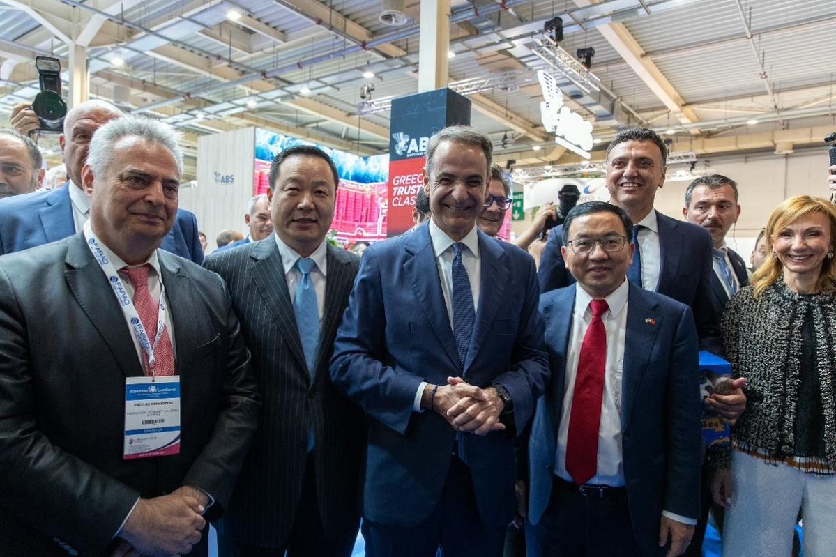 COSCOSHIPPING's tweet photo. Posidonia 2026 is live!⚓Greek PM Kyriakos Mitsotakis,Maritime Minister Vasilis Kikilias &amp; Chinese Ambassador Fang Qiu visited the Piraeus Port booth. The PM praised our growth and green port achievements, accepting a Captain Panda souvenir!🐼🌐
#COSCOSHIPPING #ConnectingTheWorld https://t.co/9yWSa7iAav