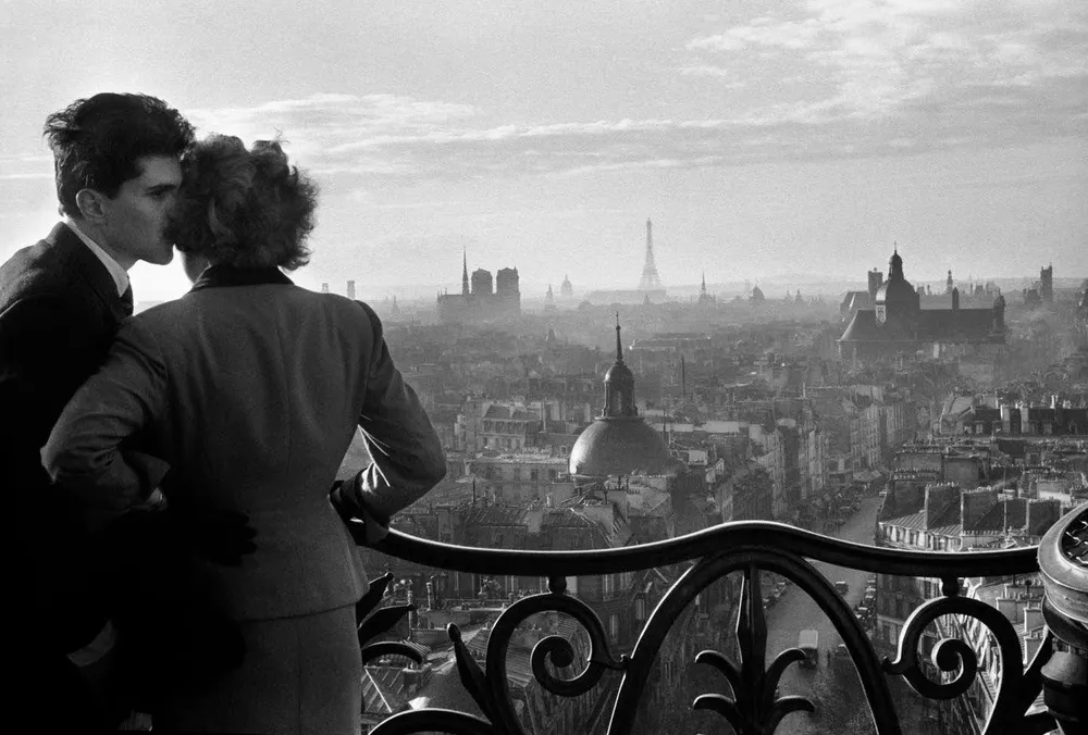 Retra_tos's tweet photo. Los #amantes de la #Bastilla, 1957 #photography #WillyRonis 1910-2009 fue un #fotógrafo #francés Sus imágenes en #blancoynegro capturan la vida cotidiana en #París, centrándose en la intimidad, el #amor, el trabajo y los momentos tranquilos de humanidad. #retratos #minimalista https://t.co/hoKQhqF1Ye