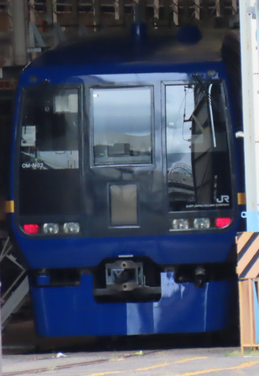 583hatukari81's tweet photo. 253系OM-N02編成のブルートレインのような新塗装が先頭車両だけ見られた。
E233系U621編成が尾久疎開らしい。 https://t.co/2LeCP2YyUV