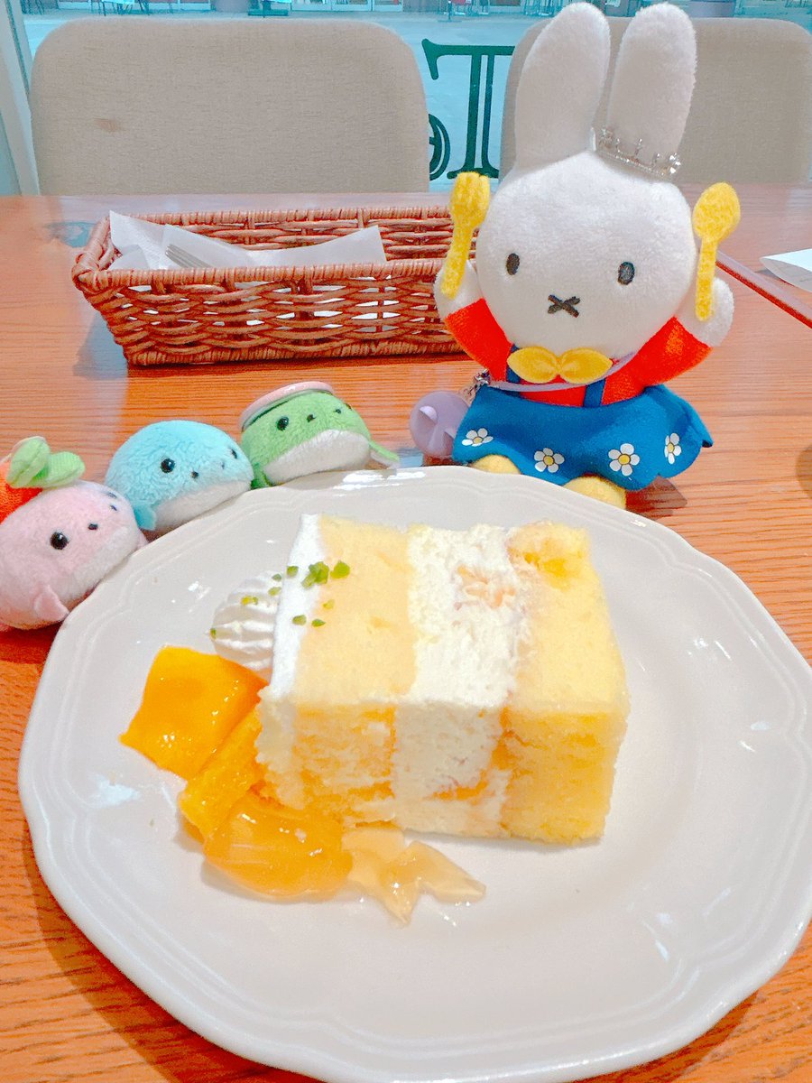 PPMRock's tweet photo. 家のデカい買い物をしに行って、アフタヌーンティーでランチしてきました。
蒸し鶏とズッキーニのアジアンジンジャーソースパスタ、ドリンクはダブルメロンウーロン、ケーキはオレンジとジャスミンティーゼリーのショートケーキでした！
メロンウーロン美味しかったので茶葉買って帰りました。 https://t.co/g7eBbRZu5R