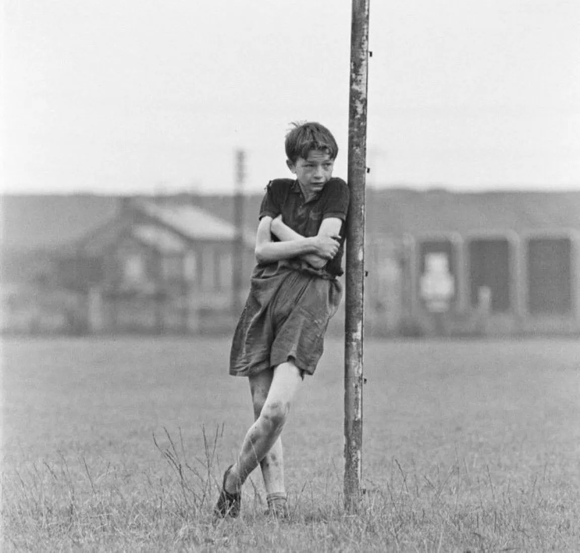 Retra_tos's tweet photo. #DavidBradley (de 14 años), interpretando a Billy Casper, aparece en la foto con su #Kestral, en el set de rodaje de la #película #Kes, de 1969. #BillyCasper interpreta al #portero en la escena del partido de #fútbol escolar. #Foto de #Sheppard/Mirrorpix #GettyImages #retratos https://t.co/Kf2CAZ06zS