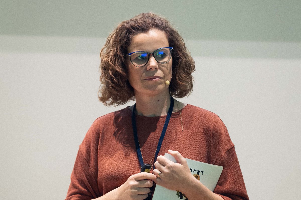 fjuanadevega's tweet photo. Durante o encontro presentáronse as principais conclusións e propostas elaboradas nas mesas de traballo, da man de:

▪️ @jmandradecalvo e Beatriz Suárez da @fjuanadevega 
▪️ Inés Santé e Quico Ónega do @LaborateUSC 

➕⤵️ https://t.co/CoS1OHEyH8