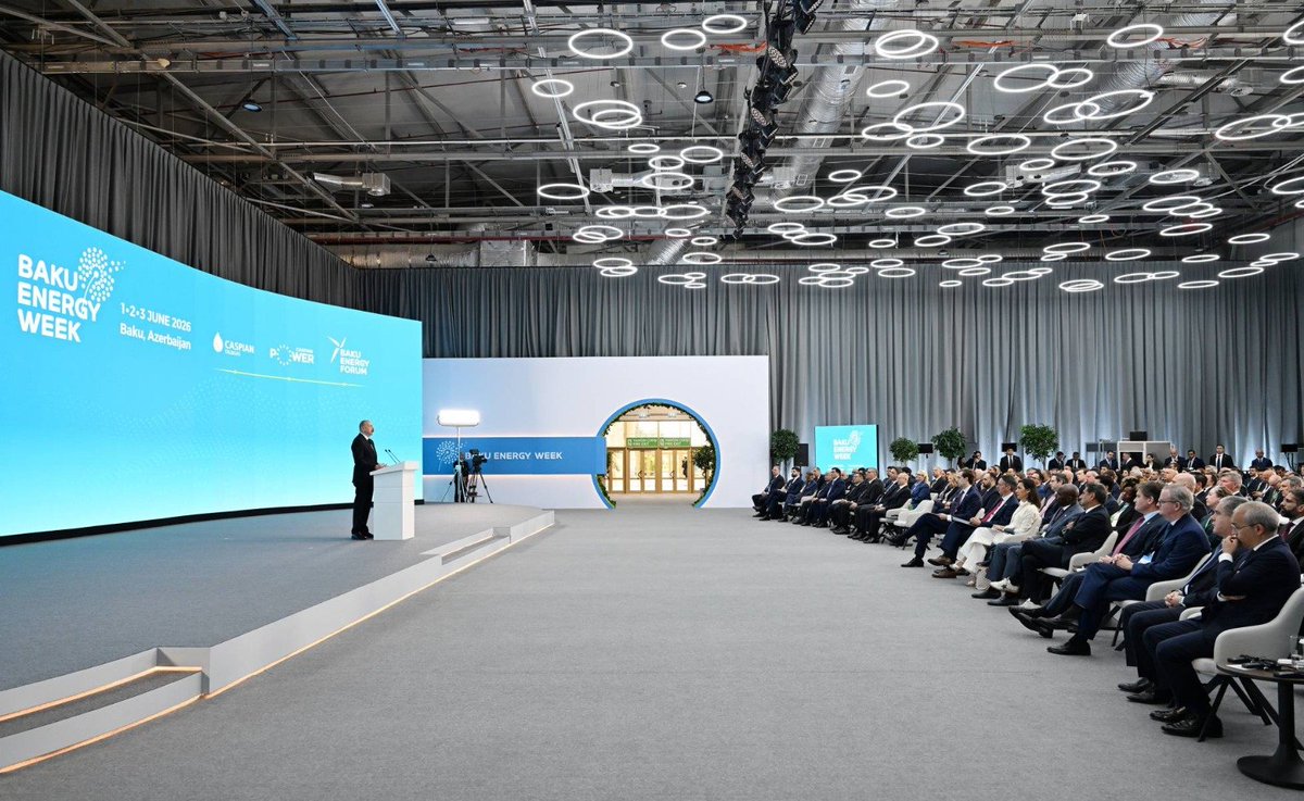 Nuranimranli's tweet photo. Prezident İlham Əliyev (@PresidentIlhamAliyev) Bakı Enerji Həftəsi Xəzər regionunun qlobal enerji təhlükəsizliyi üçün strateji əhəmiyyətini göstərir. Bakıdan dünyaya verilən əsas mesaj: etibarlı enerji, güclü tərəfdaşlıq və dayanıqlı inkişaf. #BakıEnerjiHəftəsi #EnergySecurity https://t.co/uZ3bPazF9l