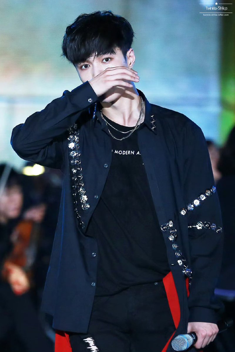 YuXING1012's tweet photo. #LAY https://t.co/s8QxSAKze5