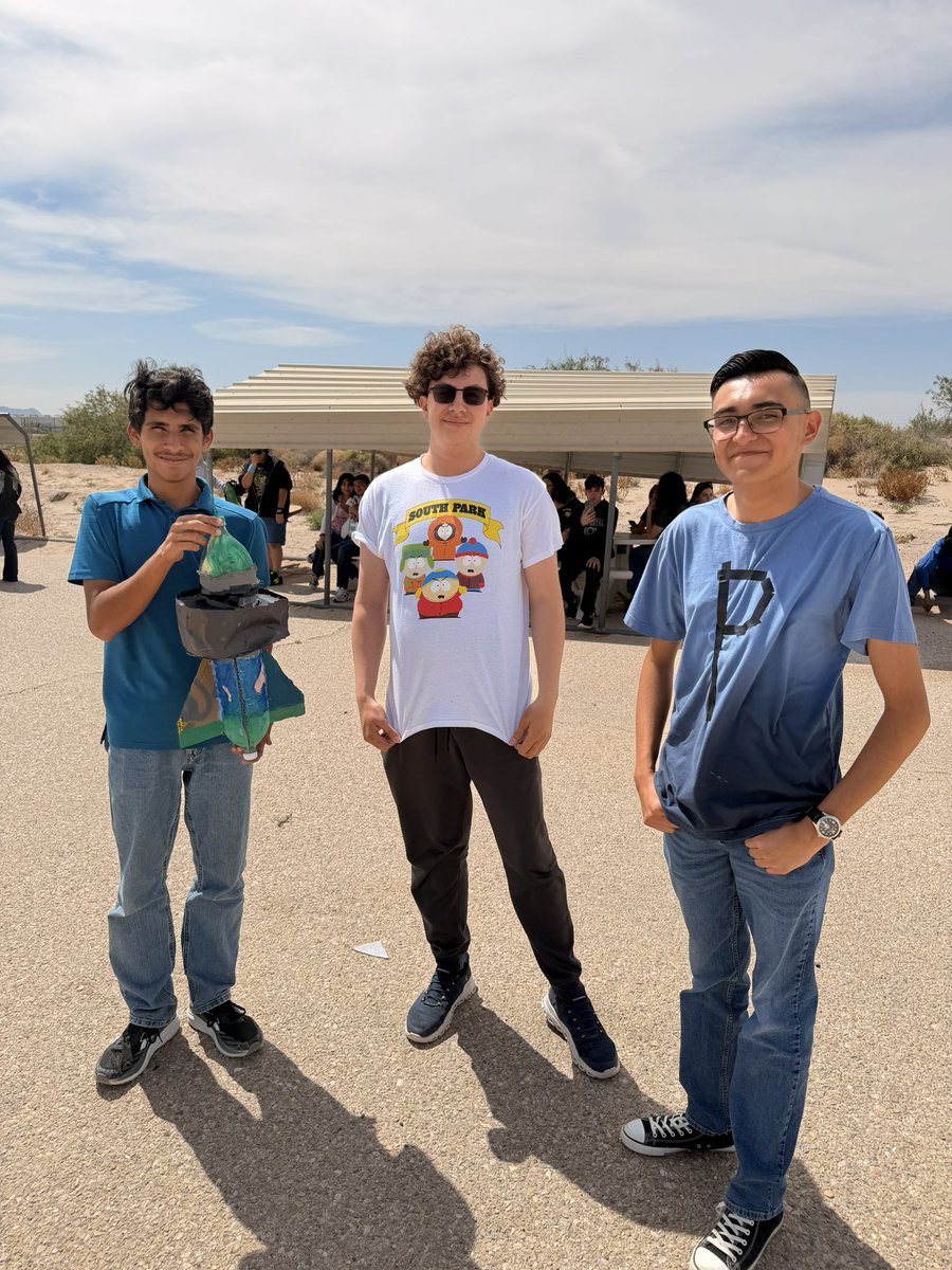 Castruita_MECHS's tweet photo. AP Physics Students testing their water rockets. Goal: Save the payload, raw egg. Day 2. #PhoenixFamily #FirstandBest #PhoenixLevelUp #TeamSISD #GameOn https://t.co/BCnM84Cvjz
