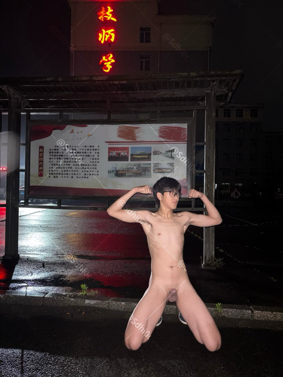 Sdhi0c's tweet photo. “喂，听说了吗？最近校门口好像多了一个人形肉畜！”

“知道啊，不是那个X班的体委吗？”

“我操？那个男神体委？”

“不会吧…他不是可牛逼了吗，被他骂过好几次。”

“哈哈，如今就是傻逼野裸肉畜一个！走，我带你看看去！” https://t.co/bsmUo4p5rp