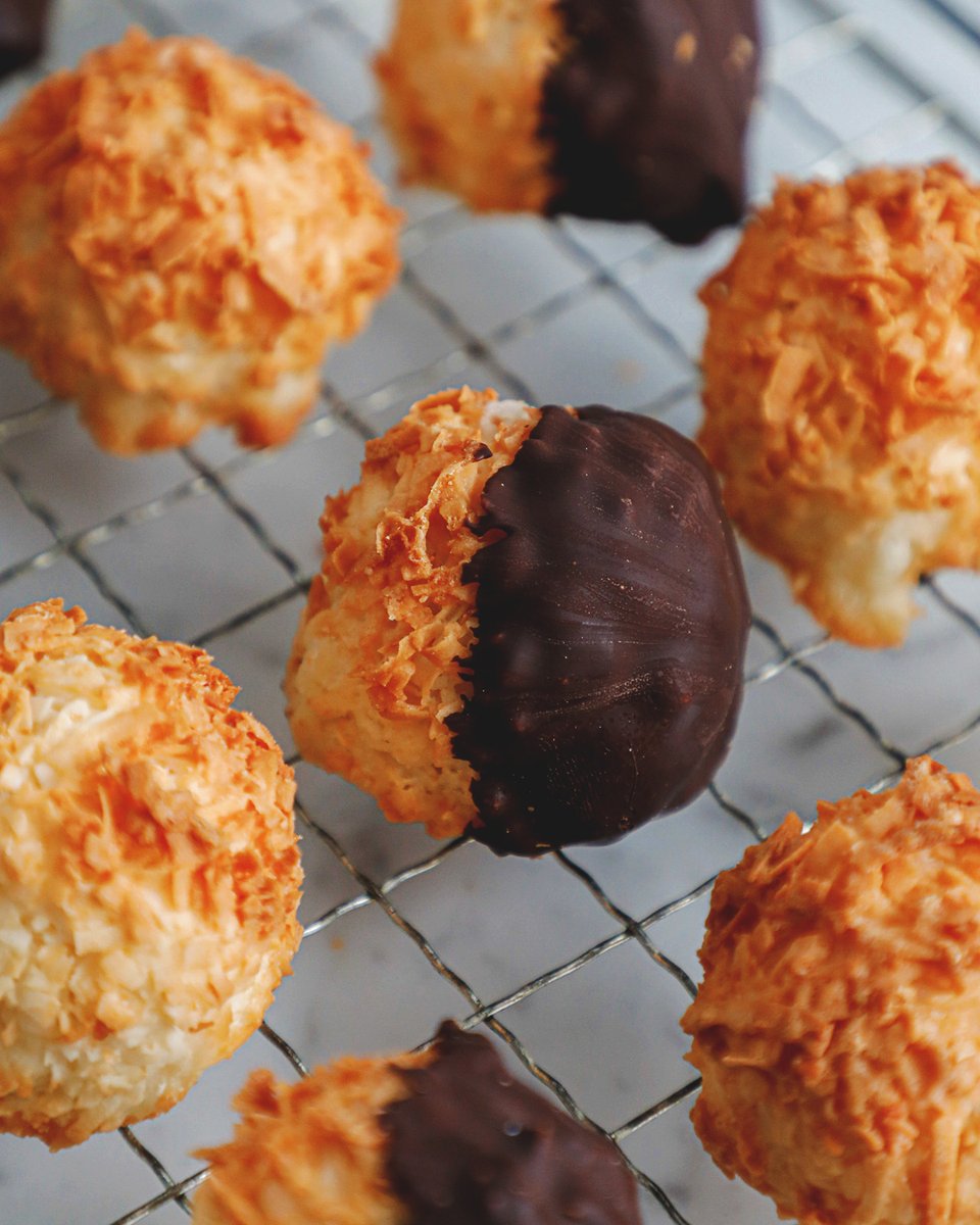 MBakery_PH's tweet photo. Our Coconut Macaroons were made for munching! This wonderfully sweet coconut treat has a crisp exterior and a soft chewy texture, making it perfect for snacking, whether at home or while you're on the go. Available for pre-order. #MBakery #BakedFreshDaily https://t.co/4E9x9QcnzM