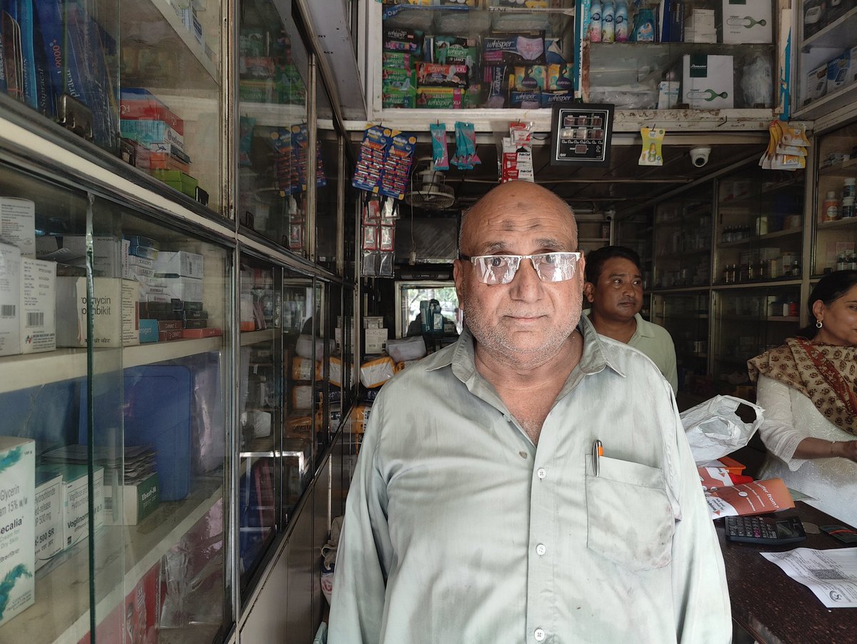 HemaniBhandari's tweet photo. Mohammed Riyazuddin, 61, a mattress shop owner who gave all his mattresses and bedsheets away in the rescue operation during the deadly blaze killing 21 people. 
His quick thinking and courage saved many lives. "Aaj sab kuch de dijiye humne," he told @htTweets https://t.co/3stYwUuK4N