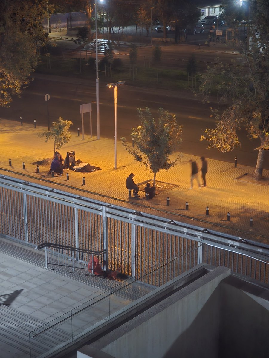 MarioNirvanos's tweet photo. Estacion central #Seguridadciudadana hasta cuando estos  borrachines afuera de la @RedSaludCChC ?? Quien les pone atajo ? @muniecentral https://t.co/s2VMUZOzOB