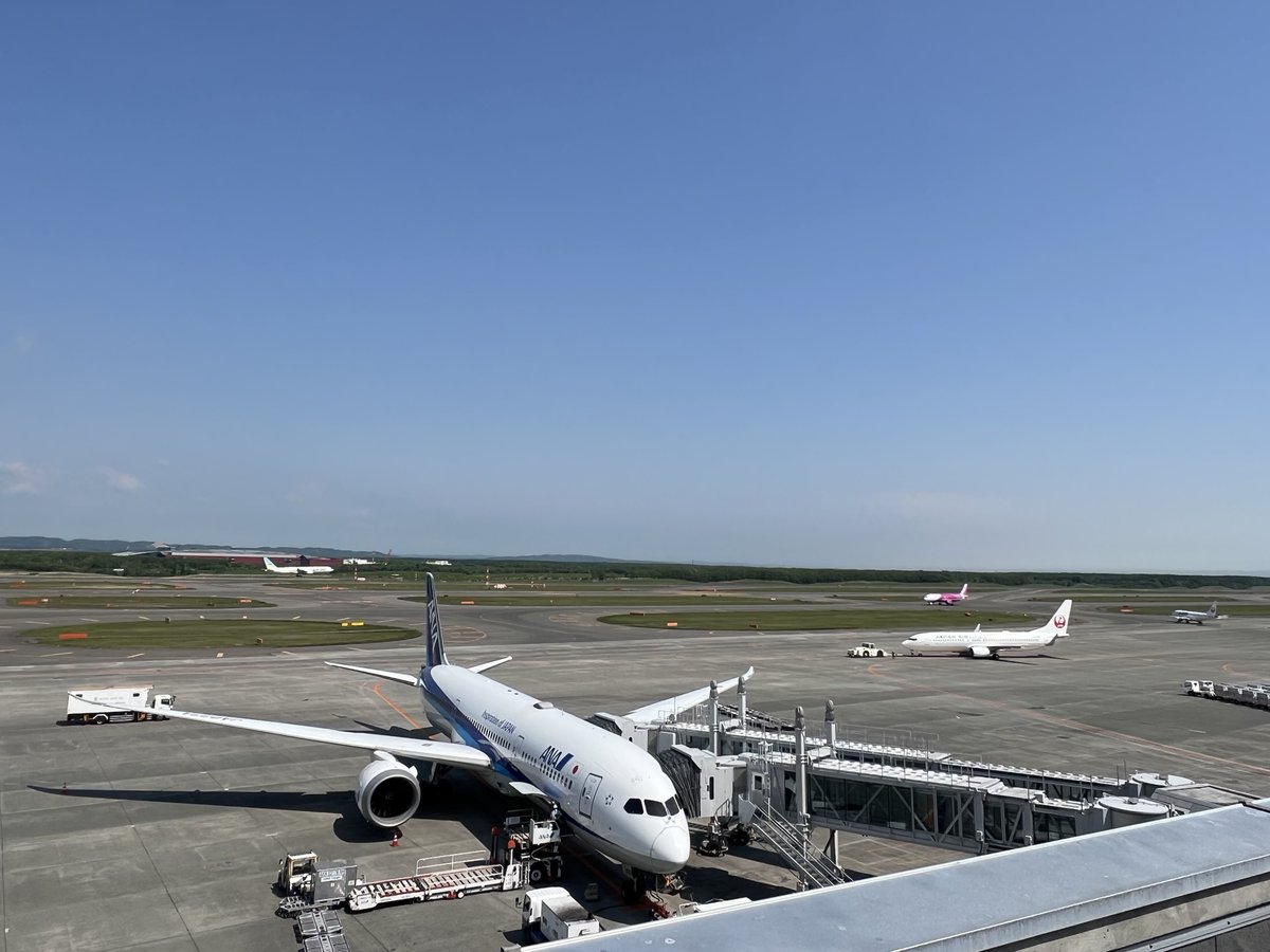 m2k_MN's tweet photo. 今日の休みは新千歳空港満喫プランに決定🍦北海道に来てやりたかったことのひとつ。飛行機の離着陸を見るだけでもテンション上がる！少し先の話だけど、これからライブの遠征や旅行の時はここから飛行機で行けると思うと楽しみ！某芸人さんも目撃できてラッキー✌️ https://t.co/E5sER3t1sR