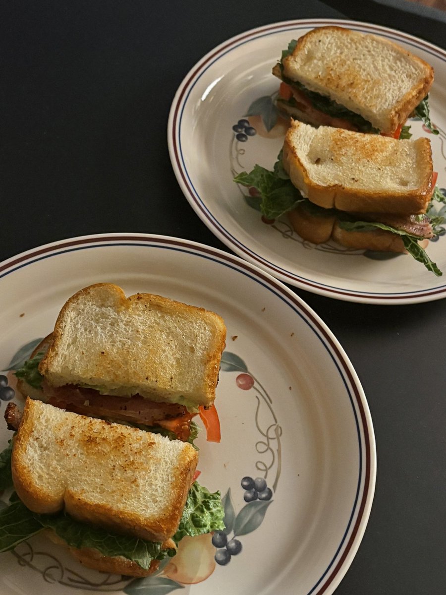 stmchach's tweet photo. 얘들아 BLT의 계절이 왔다

사진은 방금 와이프가 말아준 올해 첫 BLT ...💚🥪
베이컨 빠싹~!!하게 구워서 기름 닦아두고
베이컨기름에 빵구워서 마요싹싹발라만들면 진짜. 최고의 완전식품임
한입 한입이 걍 녹아... https://t.co/Tcu712KRTd