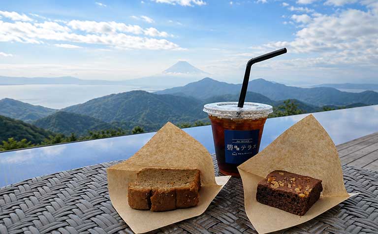SdgsFan's tweet photo. 【ごみゼロの日】伊豆パノラマパークの絶景の中で味わう、抽出後のコーヒーを丸ごと発酵再生した新スイーツが登場。アップルパウンドケーキ・ブラウニーの2種を6月20日から新発売

👇記事はこちら
https://t.co/VyAzAm323p https://t.co/ockhYTOgfD
