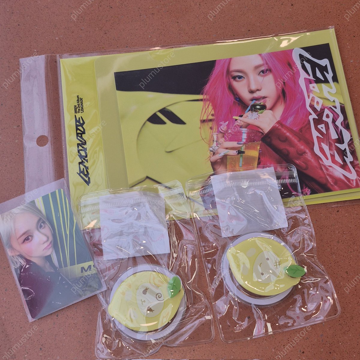 PlumuStore's tweet photo. [พร้อมส่ง]
🍋griptok พี่น่า 450.-
🍋griptok น้องหนาว 450.-
🍋postcard + hologram set พี่น่า 420.-
🍋selfie photo ver. A น้องหนาว

📦ส่งปณ วันนี้/นัดรับ/แมส 
💸ผ่อนSPAYLATERได้

ทักLINEหน้าไบโอ(ตอบไว)
DMไม่เตือน 😭
#aespaLEMONADEinBKK #aespa_WEEK_BKK 
#ตลาดนัดเอสป้า #ตลาดนัดaespa https://t.co/89VdNKxX6R