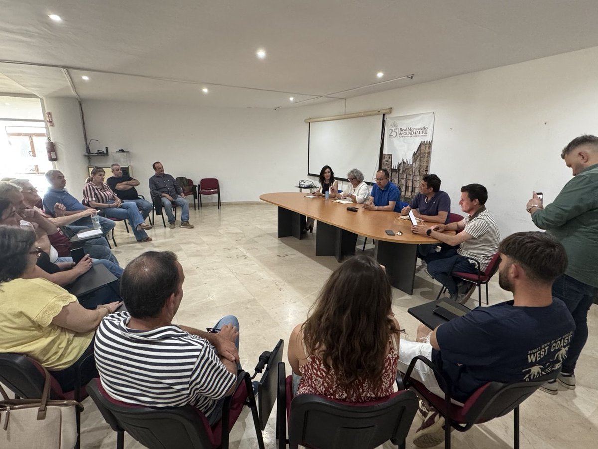 PSOEC's tweet photo. 📍Asamblea Territorial Villuercas-Ibores-Jara: la Junta no está donde se la necesita.

❌ Abandono en Castañar de Ibor.
❌ Problemas sin resolver en Deleitosa.
❌ Proyectos paralizados en Guadalupe.
❌ Falta de financiación para servicios esenciales.

#ApieDeCalle https://t.co/N2PECkp9n7