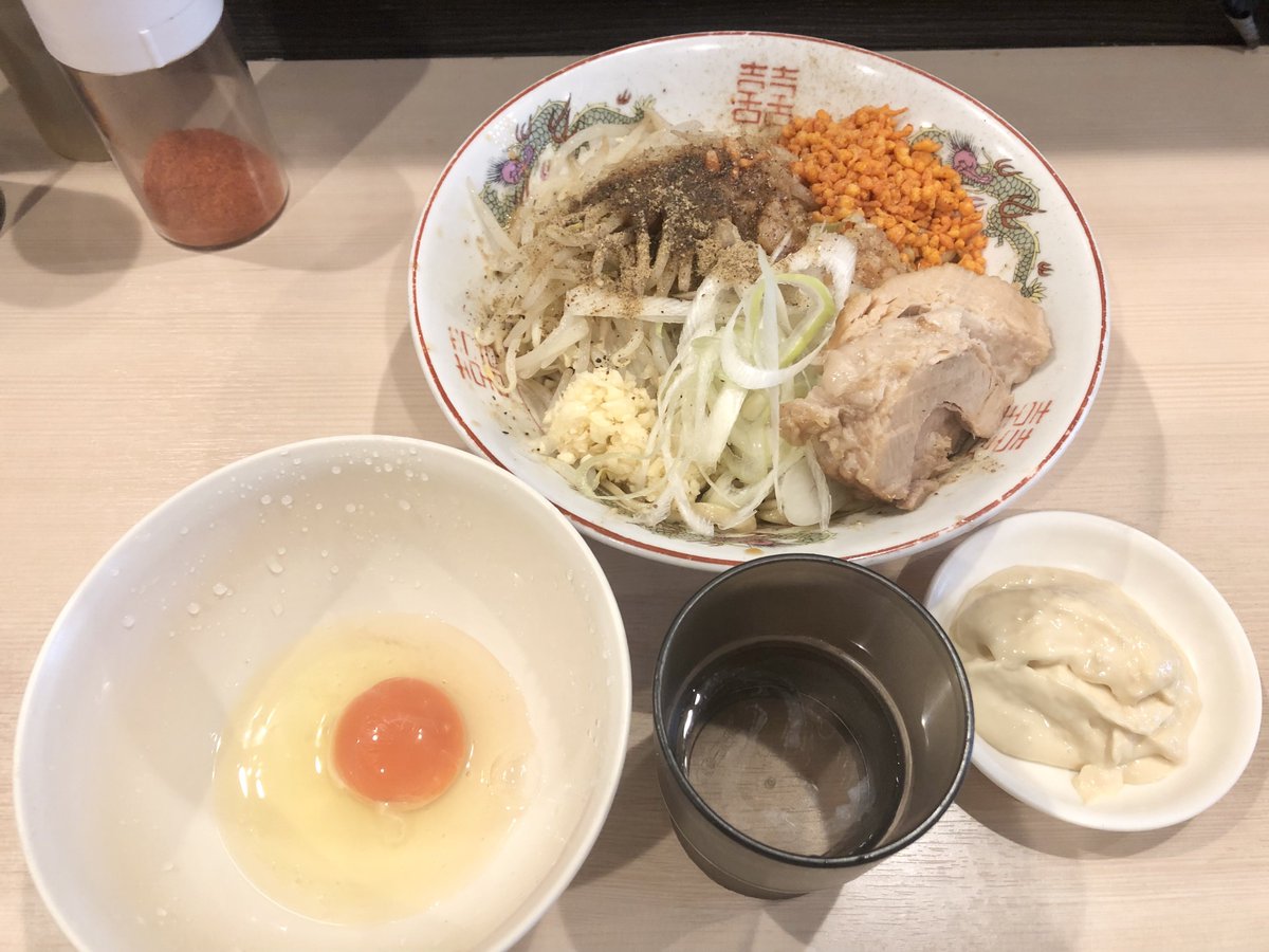 zn_dosvery's tweet photo. 【腹十二分の目】

平日休みだったから
行きたかった店行けた
二郎系はいつも緊張する

#ラーメン鷹の目
#まぜそば 
#ヤサイ少なめ 
#ニンニク 
#アブラ 
#辛揚げ 
#ガリマヨ別皿 https://t.co/5aAOiKTvFt