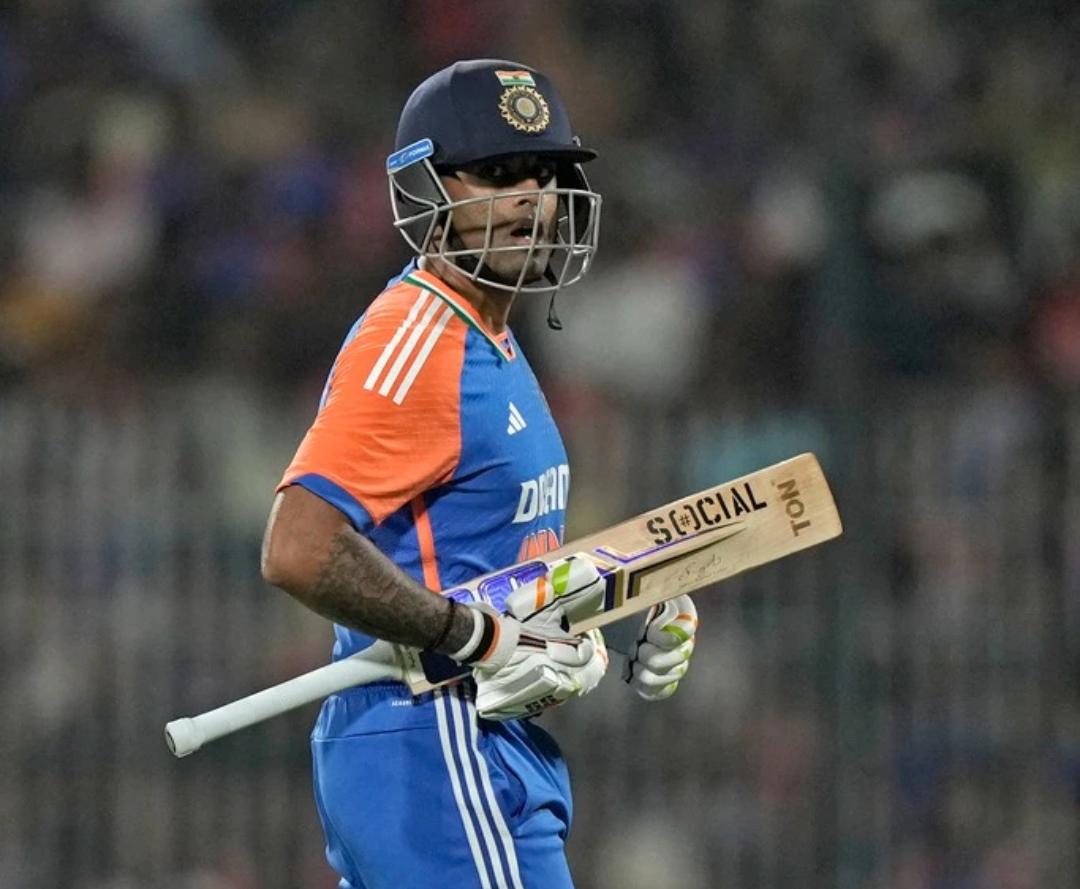 JaikyYadav16's tweet photo. तीन सालों तक खराब प्रदर्शन के बावजूद विराट कोहली को ढोने वाली BCCI अब सूर्य कुमार यादव को टीम से निकालने जा रही है।

BCCI सूर्य कुमार यादव को केवल कप्तानी से ही नहीं हटा रही है बल्कि उन्हें टीम में भी जगह नहीं दी जा रही है।

किसी भी क्रिकेटर के करियर में कुछ समय ऐसे भी आते हैं जब परफॉर्मेंस थोड़ी बहुत ऊपर नीचे होती है।

इसका यह मतलब नहीं हुआ कि उसे बिल्कुल भी मौके न दिए जाय क्योंकि BCCI ने इससे पहले ऐसा किया भी नहीं है।

फिर Suryakumar Yadav के साथ ऐसा क्यों किया जा रहा है?