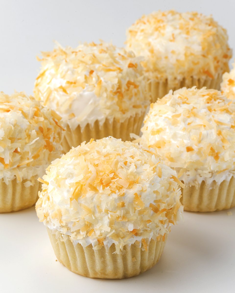 MBakery_PH's tweet photo. Our limited-edition Coconut Cupcake made with Dehusk Milk is proof that one cupcake is never enough! Indulge in every bite of this cupcake made with soft coconut sponge and topped with silky vegan meringue icing. #BakedFreshDaily and available until supplies last. #MBakeryxDehusk https://t.co/oOszvjVhHs
