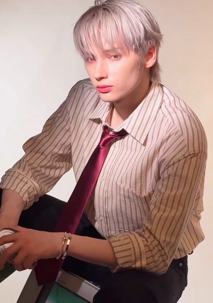 ningarms's tweet photo. I'm definitely not looking at the rolled sleeves https://t.co/HgPkpQdbOK