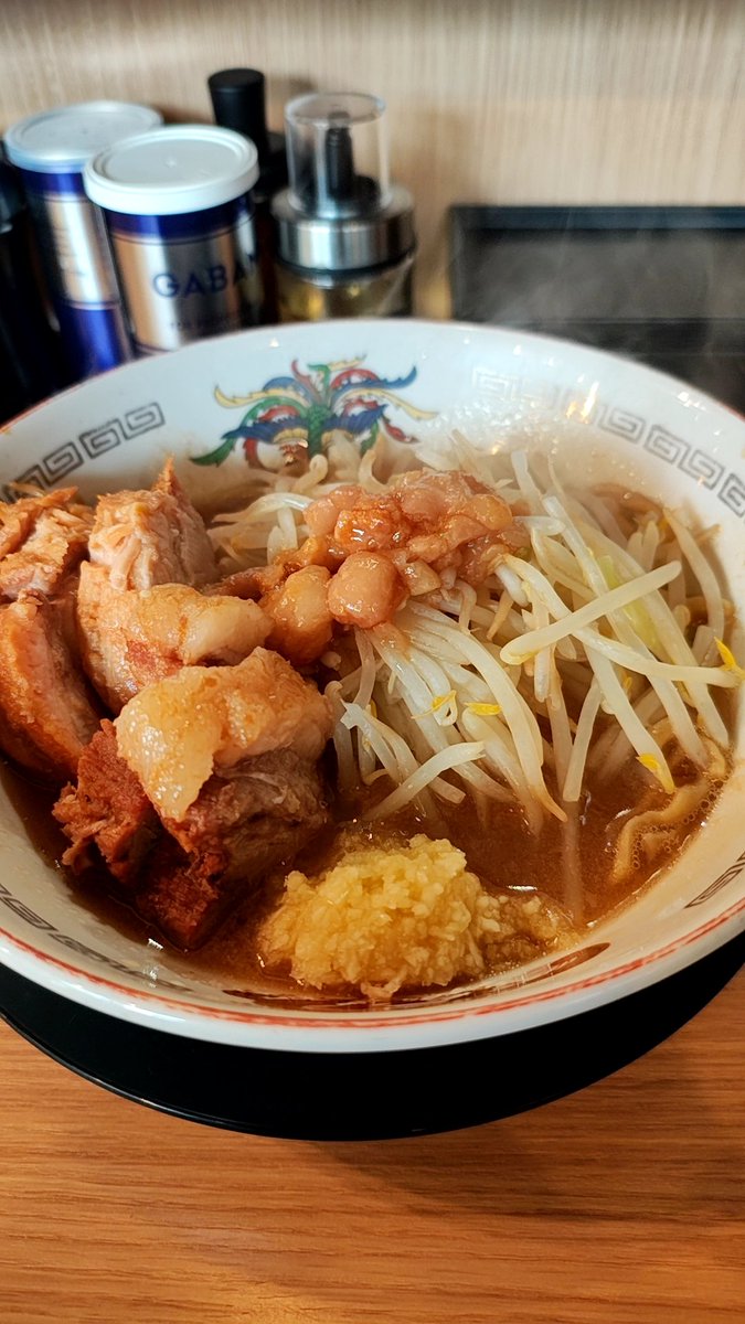 zero7652's tweet photo. お昼は豚山で野菜少な目ニンニクアブラ🧄
腹ごしらえして帰宅しました😋 https://t.co/c4ev4q5qvj