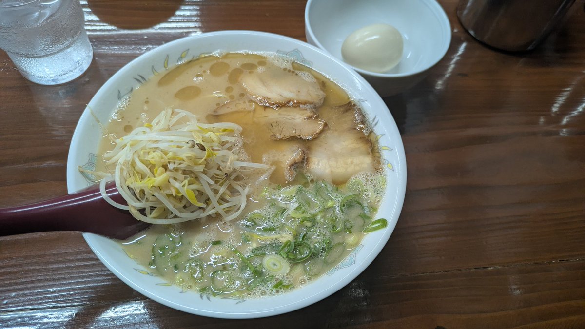 nekosennin1's tweet photo. ラーメン洋
掟さん一行が美味しいと言ってて気になっていたお店
美味かった！
なんて言うかバランスが取れている非の打ち所がないラーメンでした。
宮崎行く時にはマストかも https://t.co/sCoGp7mwAj