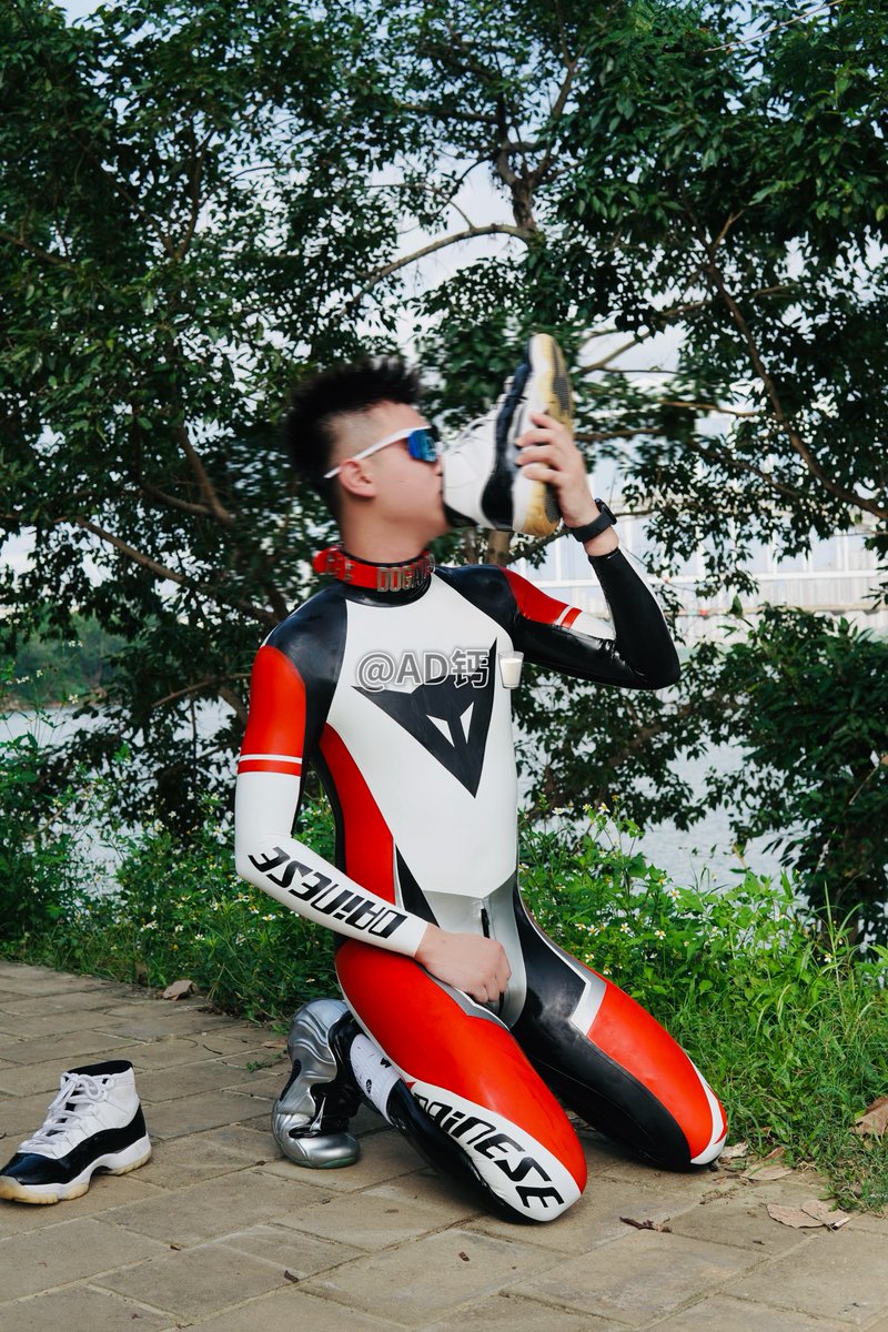 cb_ad168's tweet photo. 戶外膠衣小狗的🥵🥵时刻 ⭐️
膠衣來自：@GLEOLatex 
📷：@Rubbermarine https://t.co/Kr9nRBeRbn