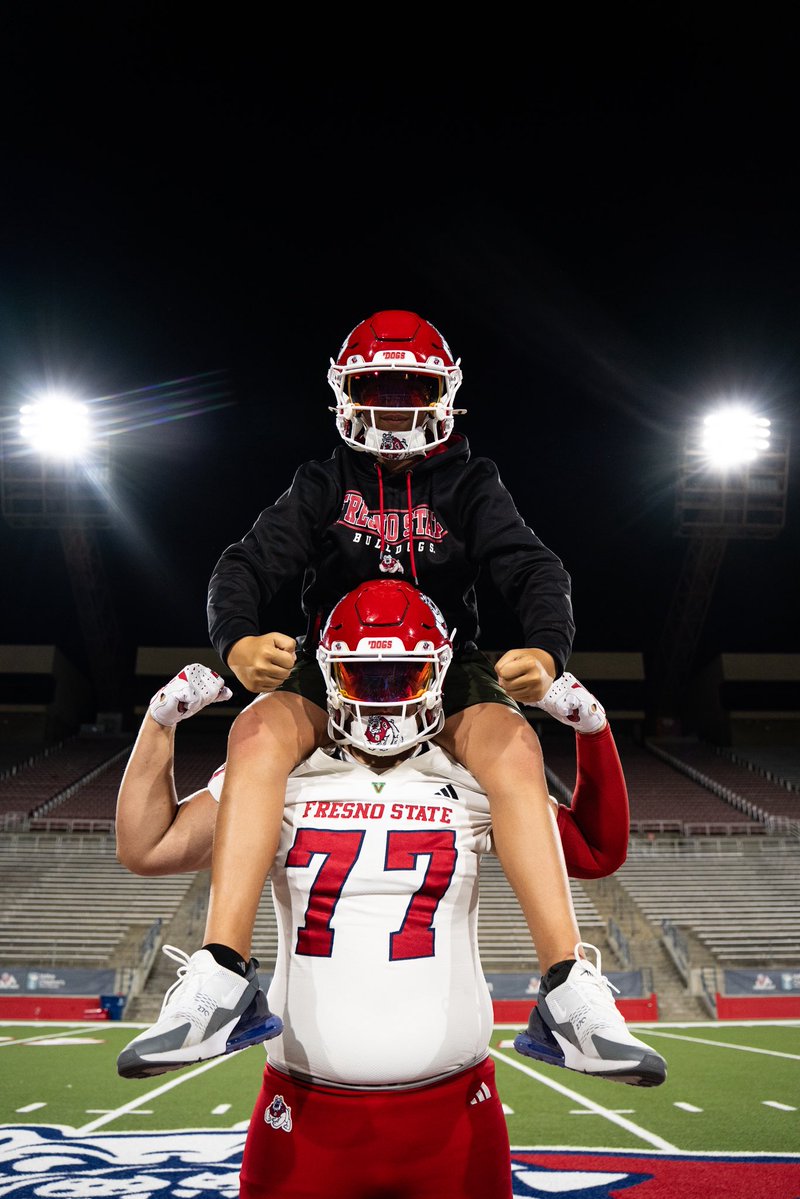 77JustinOrtiz's tweet photo. OV Pic In!! 🔥 

@DogWiredDudes @FresnoStateFB @BarkBoard @PGregorian @hilmarfootball @Coach_Entz @SantosM42 

#toughnesswins https://t.co/8gH8IG12UE