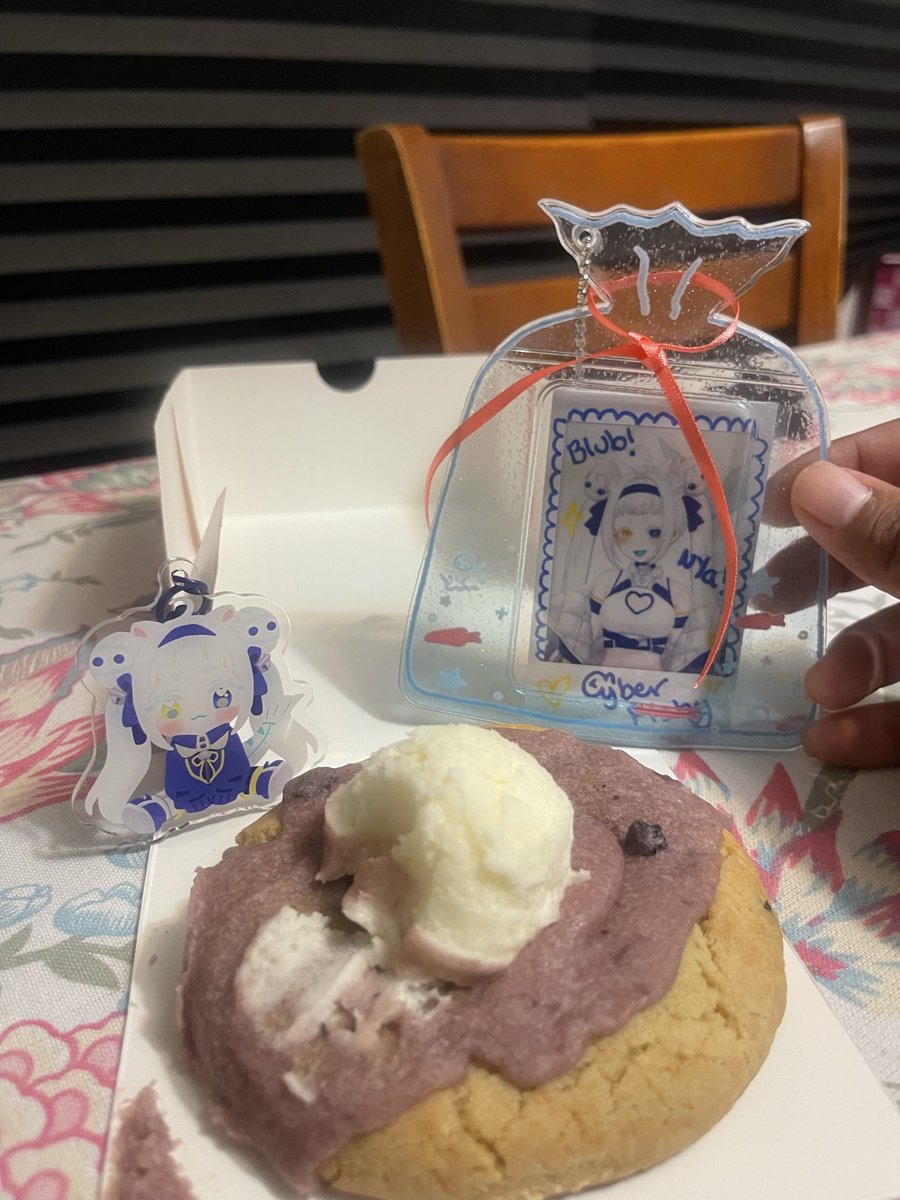 oXcr0wnXo's tweet photo. She’s blue for an amazing reason. (Eating blueberry pancake cookie) https://t.co/czLZlYsxtZ