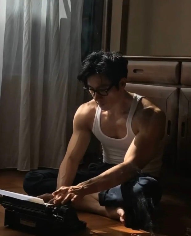 Oxcoinsignal's tweet photo. 환갑 나이에 20대 근육질 몸매를 유지하는 역대급 방부제 인간 등장.. ㄷㄷ

1966년생으로 최근 환갑을 맞았는데
외모와 몸매는 여전히 20대 수준인 싱가포르 사진작가 '춘도 탄'.

인스타 팔로워만 무려 198만 명인데, 그의 미친 동안 비결 3가지가 공개됨.

가공식품 안 먹고 '원재료 식단'

햄버거 패티 같은 가공육은 절대 피하고 소고기 스테이크나 닭가슴살만 먹음.

조리도 영양소 안 깨지게 전기밥솥에 쪄서 단순하게 함.

항산화 하겠다고 블루베리, 마늘 챙겨 먹고 올리브유를 컵으로 원샷 때릴 정도임 ㄷㄷ

'하체 근력' 올인

나이 들수록 하체 무너지면 끝장이��며 스쿼트, 데드리프트 같은 기본 운동에 목숨 검.

대신 무리하게 무게 치는 '에고 리프팅'은 관절 상한다고 절대 안 함.

"인생 맨날 ��길 필요 없다" 멘탈 관리

원하는 프로젝트만 골라 하면서 사실상 은퇴 라이프 즐기는 중임.

나이에 연연하지 않고 "60세는 그냥 또 하나의 생일일 뿐"이라며 쿨하게 넘김.

결국 수십 년간 가공식품 멀리하고, 꾸준히 쇠질하고, 스트레스 안 받은 결과가

지금의 20대 비주얼을 만든 거임. 유전자가 아니라 철저한 자기관리의 승리인 셈 ㄷㄷ

환갑에 20대 몸매로 사는 춘도 탄의 철저한 자기관리,

여러분은 당장 오늘부터 가공식품 끊고 스쿼트 시작하실 수 있겠나요? 🤔