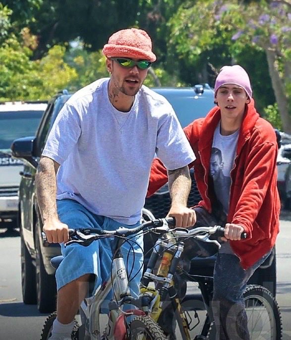 JBIEBERARCHlVE's tweet photo. Justin Bieber and Eddie Benjamin riding bikes around Los Angeles ✰ June 4, 2026 https://t.co/5dTDzKjuBc
