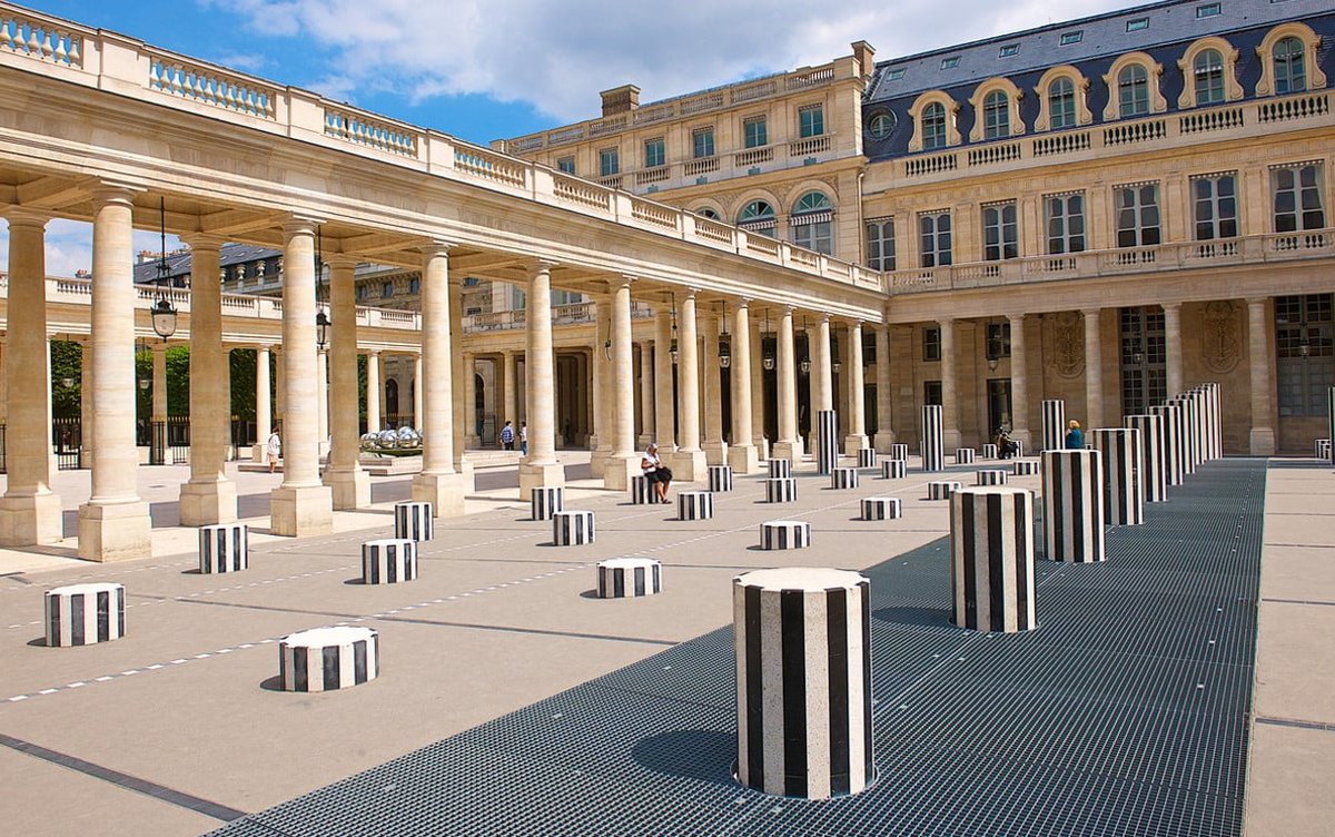 CeJour_Histoire's tweet photo. Ce jardin où les Parisiens viennent déjeuner au soleil fut le cœur secret du pouvoir français. Et le berceau de la Révolution.

Le Palais-Royal, face au Louvre.

1624. Un homme veut loger près du roi. Cet homme, c'est Richelieu, le cardinal qui gouverne la France à la place de Louis XIII. Il achète un hôtel, rase tout autour, et bâtit un palais à sa mesure. On l'appelle le Palais-Cardinal.

À sa mort, il le lègue au roi. Le Palais-Cardinal devient le Palais-Royal.

C'est là que grandit le petit Louis XIV. Là que Molière joue ses pièces, que Lully donne ses opéras. Le palais respire le théâtre et l'intrigue.

Puis il passe à la famille d'Orléans. Et au XVIIIe siècle, ses galeries deviennent le lieu le plus vivant de Paris. Cafés, boutiques, pamphlets. On y parle politique à voix haute.

En juillet 1789, c'est sous ces arcades qu'un jeune homme appelle la foule aux armes. Trois jours avant la Bastille.

Aujourd'hui, on traverse la cour pour les colonnes de Buren. On ignore qu'on marche là où la France a basculé.

Vous vous y êtes déjà assis, entre deux colonnes ?