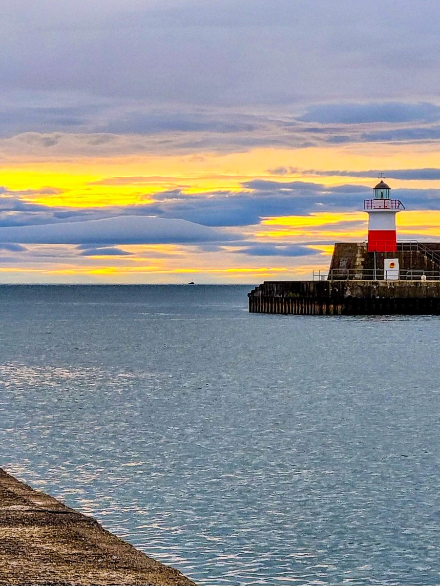 sscanlon07's tweet photo. Early morning colours #dawn #sea #lighthouse #Wicklow #Ireland https://t.co/lSjlgVMLVC