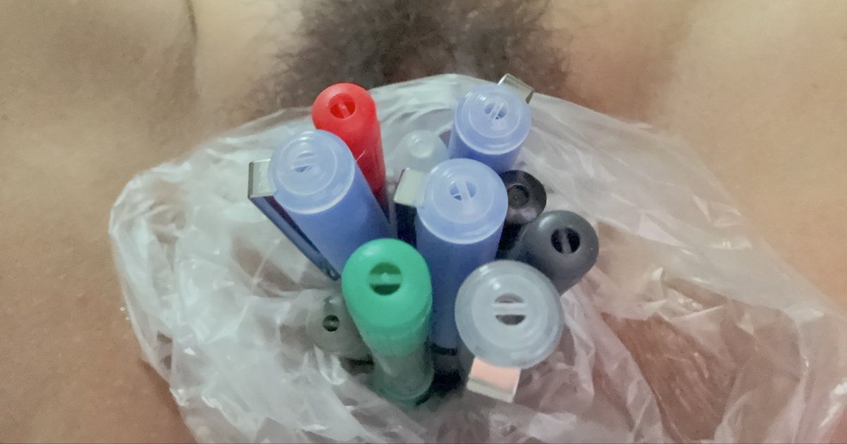 inmim69's tweet photo. 对了…是谁在信箱里问我小逼能塞进去几支笔的！我的笔明明是用来画图的捏…昨天试了下，十支笔我的逼就合不上得痛了一个晚上🥲（套用完了，临时找了保鲜袋代替，反正是贱狗也无所谓了，所以到底是谁问的！私信我挨骂！ https://t.co/nHE3A76nbc